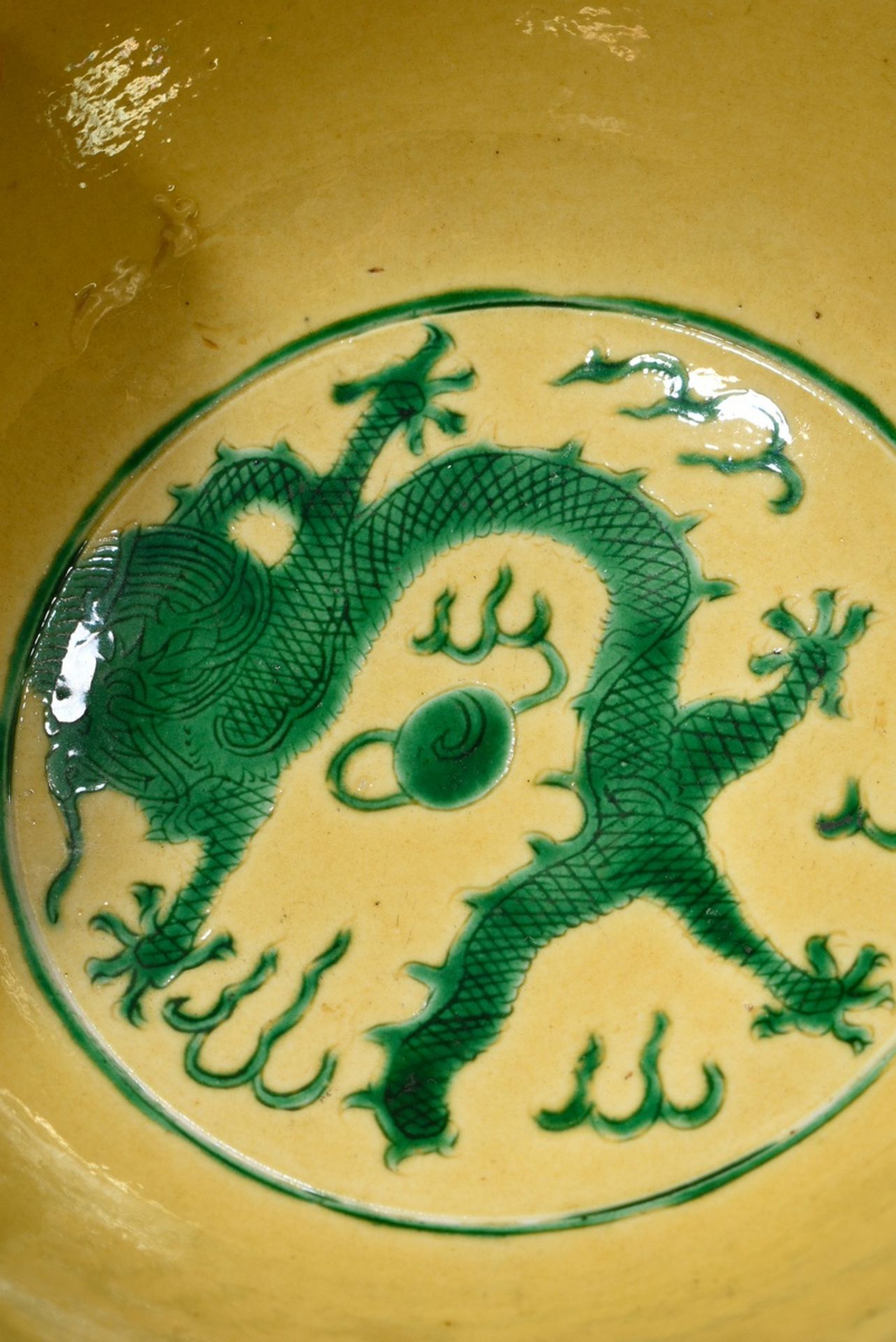2 Teile chinesische Kumme (H. 7cm, Ø 16cm) und Teller (Ø 17,5cm)  mit Sancai Malerei "Drachen" am B - Bild 10 aus 10