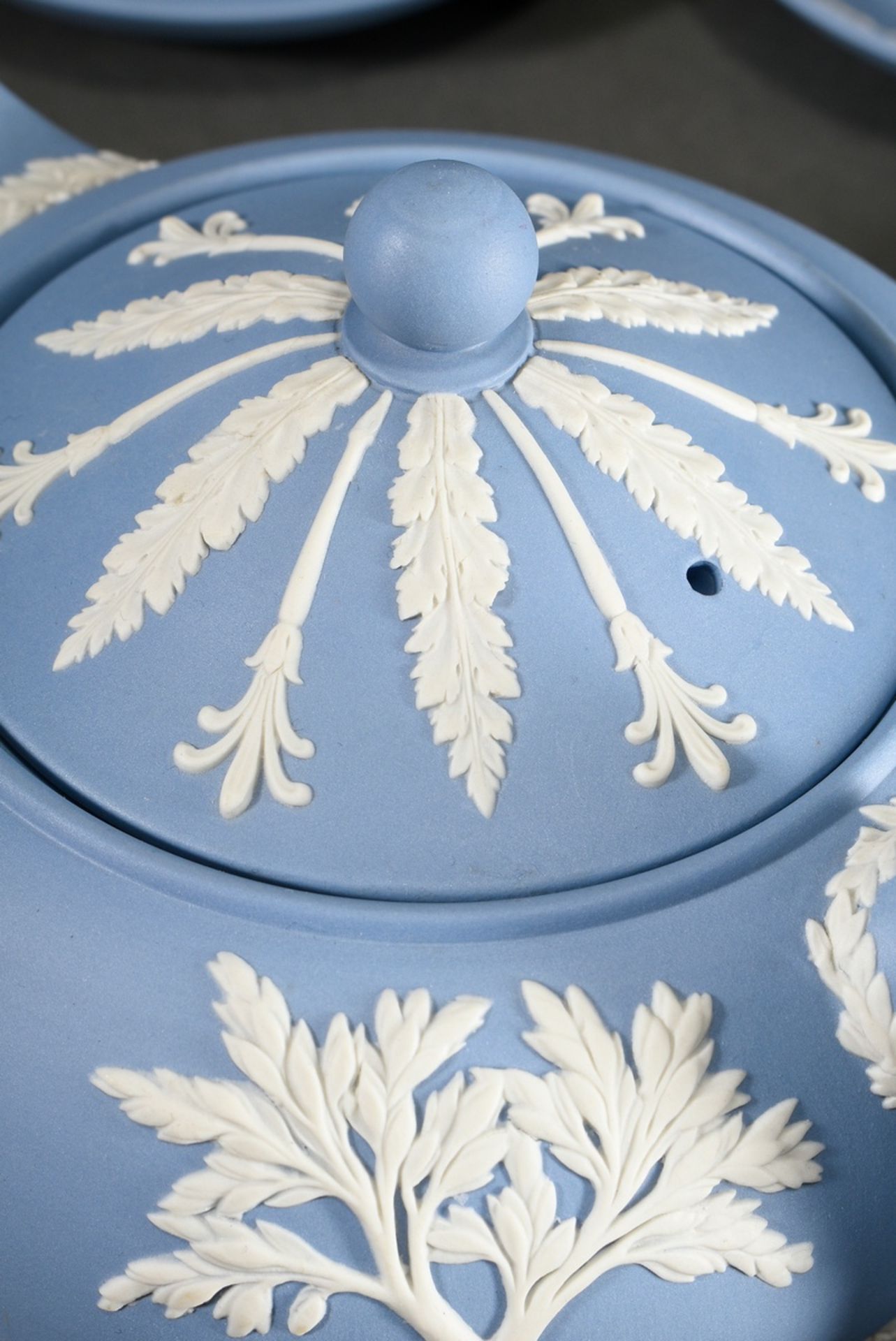 29 Teile Wedgwood Jasperware Teeservice mit klassischen Bisquitporzellan Reliefs auf hellblauem Fon - Bild 7 aus 9