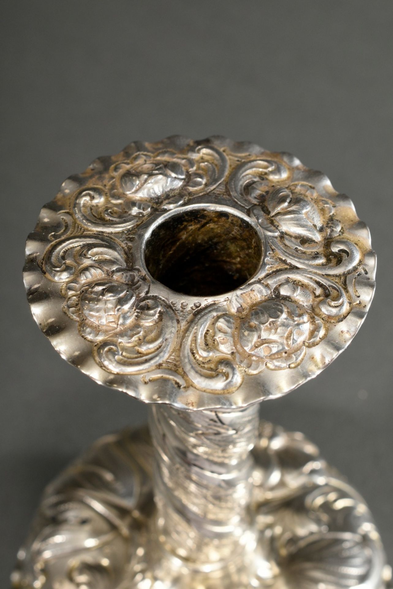 Glockenleuchter in barocker Façon mit gedrehtem Schaft über gewölbtem Fuß mit getriebenem Blumendek - Bild 2 aus 5