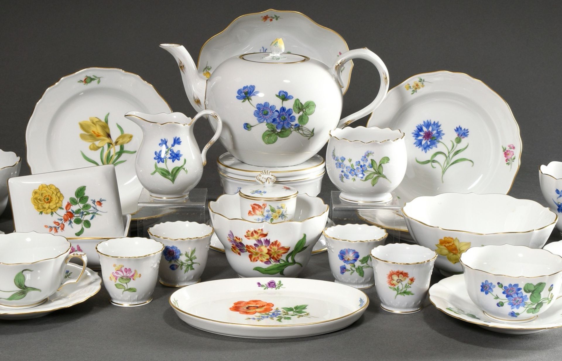 23 Pieces Meissen tea service "Deutsche Blume", after 1950, consisting of: 1 teapot (h. 13cm), 1 re