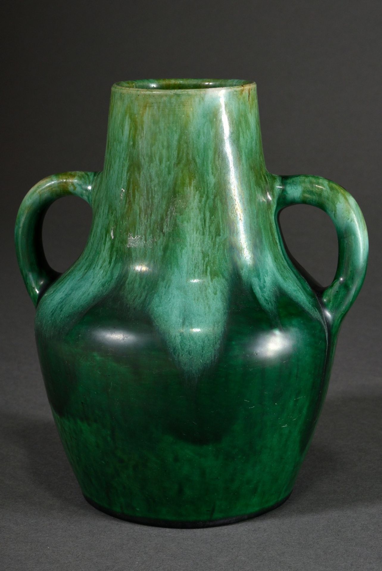 Kleine Keramikvase mit sich verjüngendem Hals und zwei Henkeln, Keramik mit Verlaufsglasur in Grünt