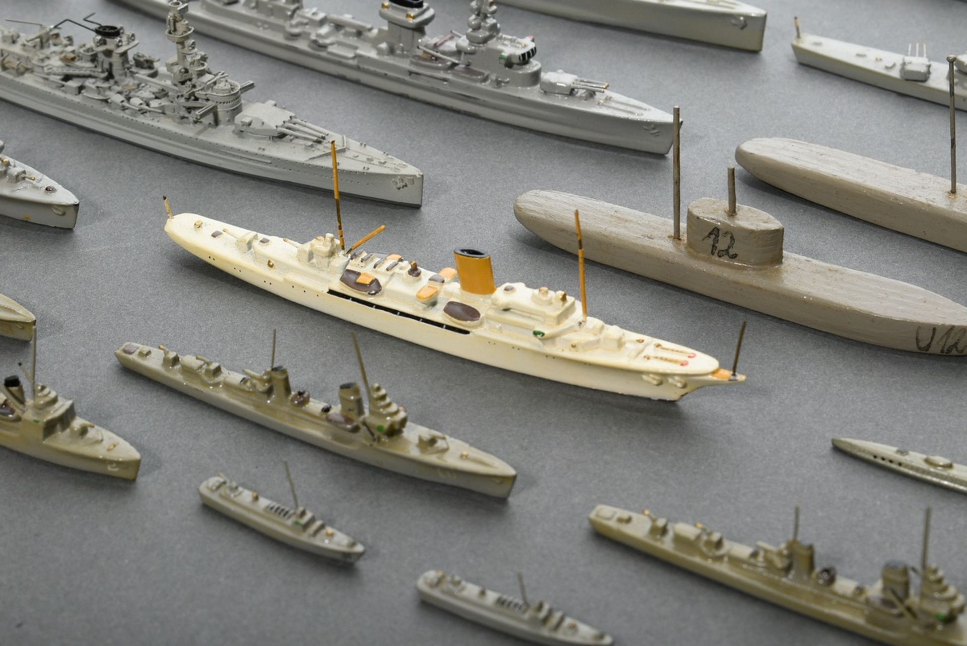 66 Wiking-Schiffsmodelle, z.T. in Originalschachtel, bestehend aus: 15 Modellboote (3x "Gneisenau S - Bild 8 aus 19