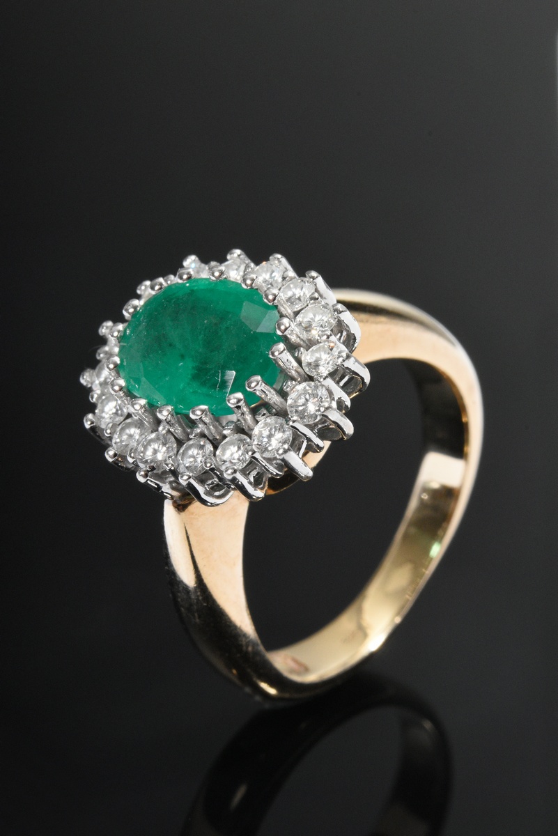 Classic white and yellow gold 585 ring with faceted emerald in a brilliant-cut diamond ring (togeth