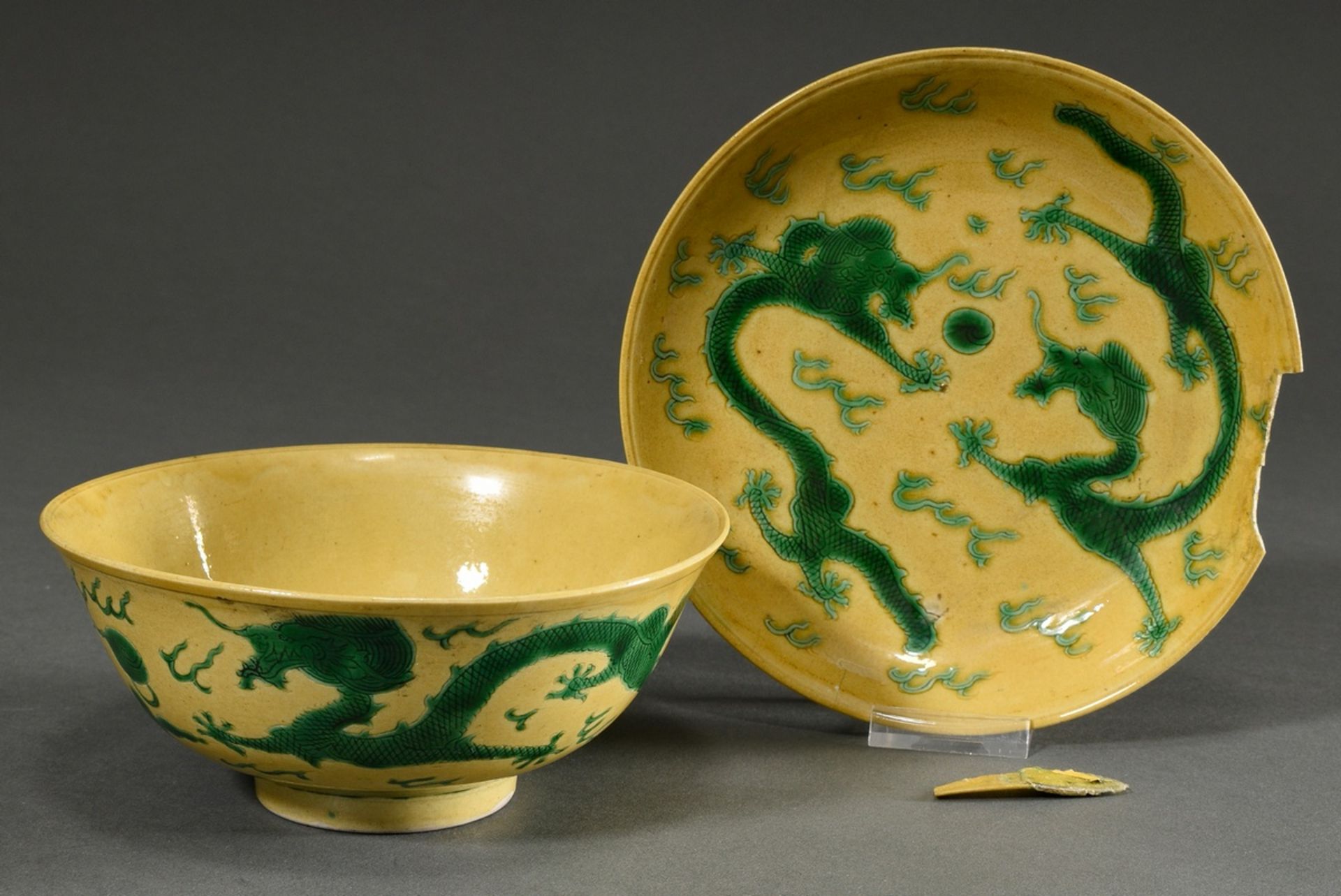 2 Pieces Chinese bowl (h. 7cm, Ø 16cm) and plate (Ø 17.5cm) with Sancai painting "Dragon" on the bo