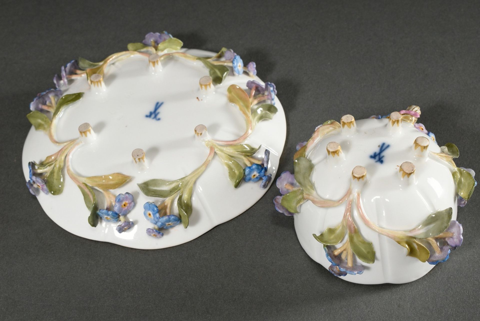 3 Teile Meissen: Mokkatasse/UT mit Relief Blümchen (H. 4cm, 1 Blüte best.) und 2 Trembleusen mit St - Bild 8 aus 8