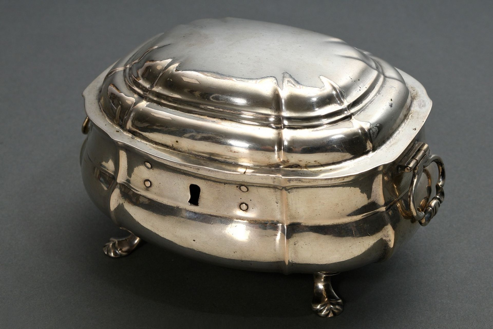 Baroque sugar bowl with oval cambered body and four curved feet, domed lid and wall with quadruple  - Image 6 of 6