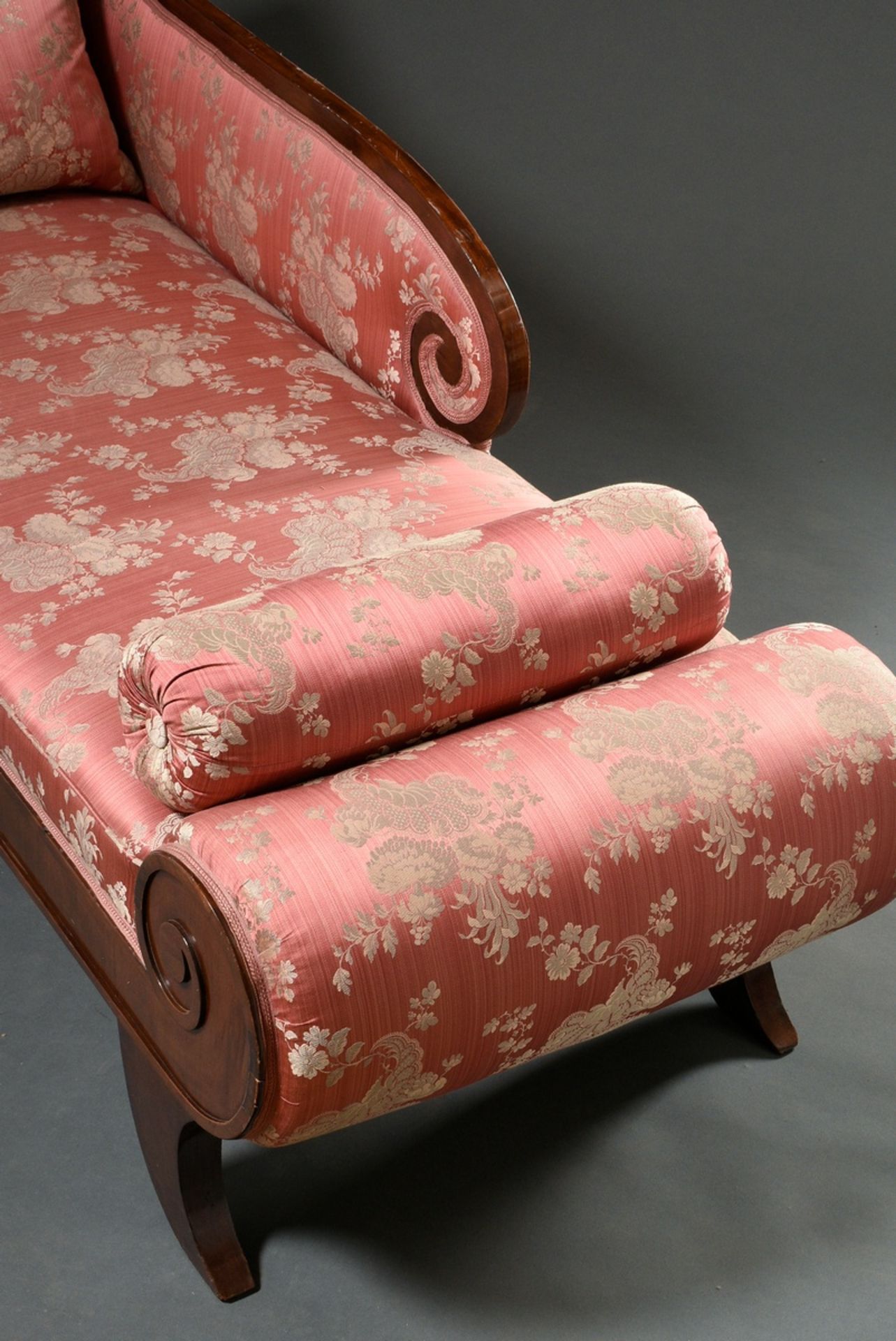 Elegante Biedermeier Chaiselongue mit Volutendetails und floralen Schnitzereien auf Säbelbeinen, No - Bild 2 aus 4