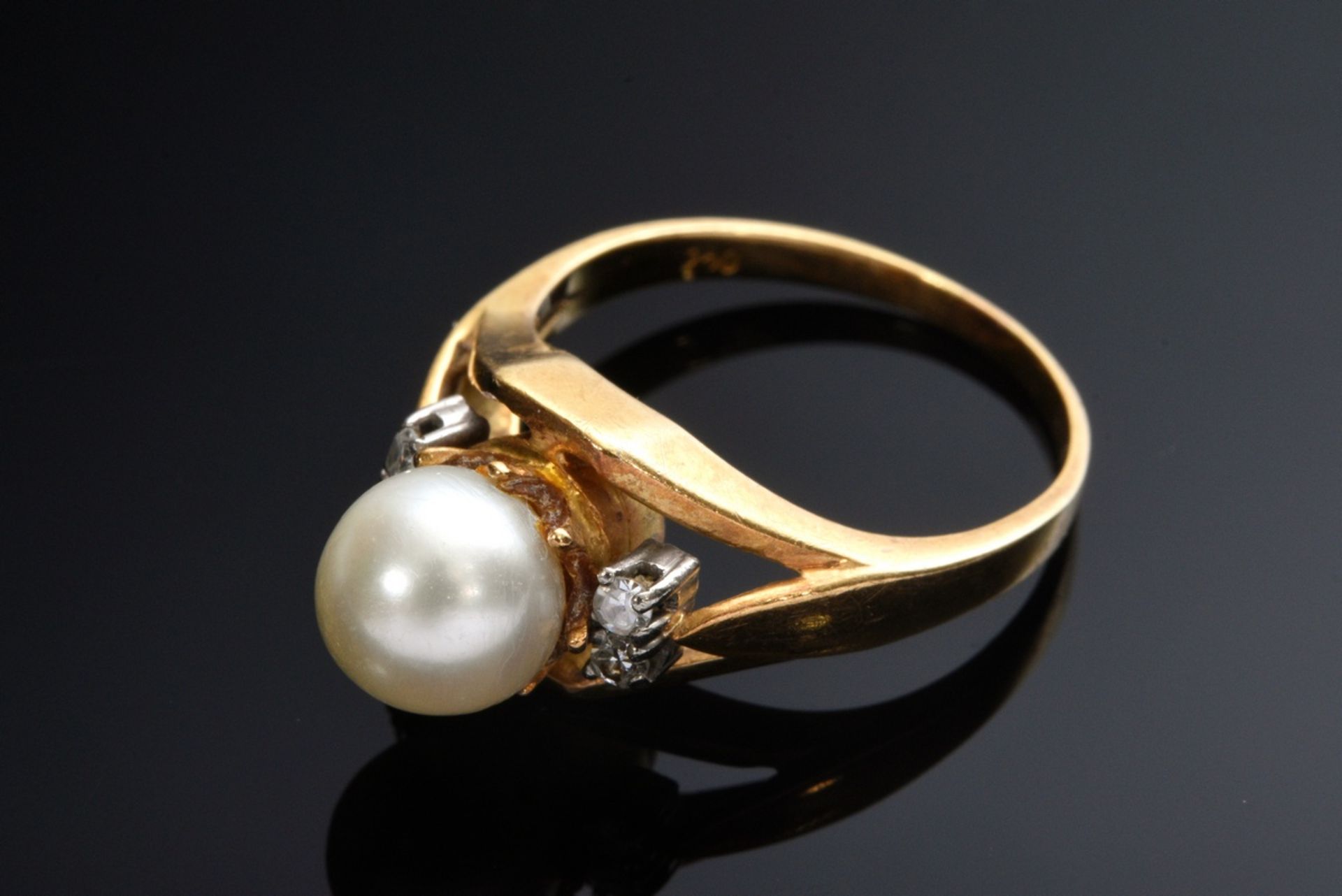 Delicate yellow gold 750 ring with cultured pearl (Ø 7mm, damaged) with octagonal diamonds (total a