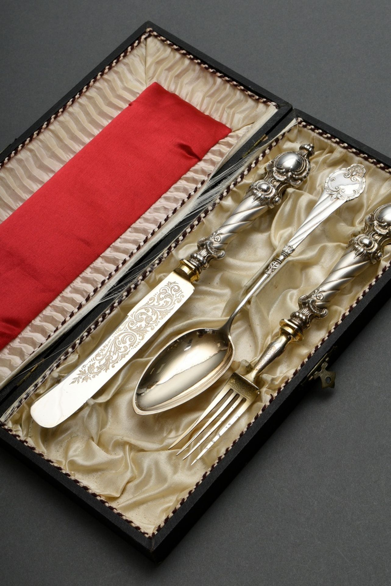 Dreiteiliges Taufbesteck: Messer, Gabel und Löffel mit opulenten Griffen und floral gravierter Laff - Bild 2 aus 6