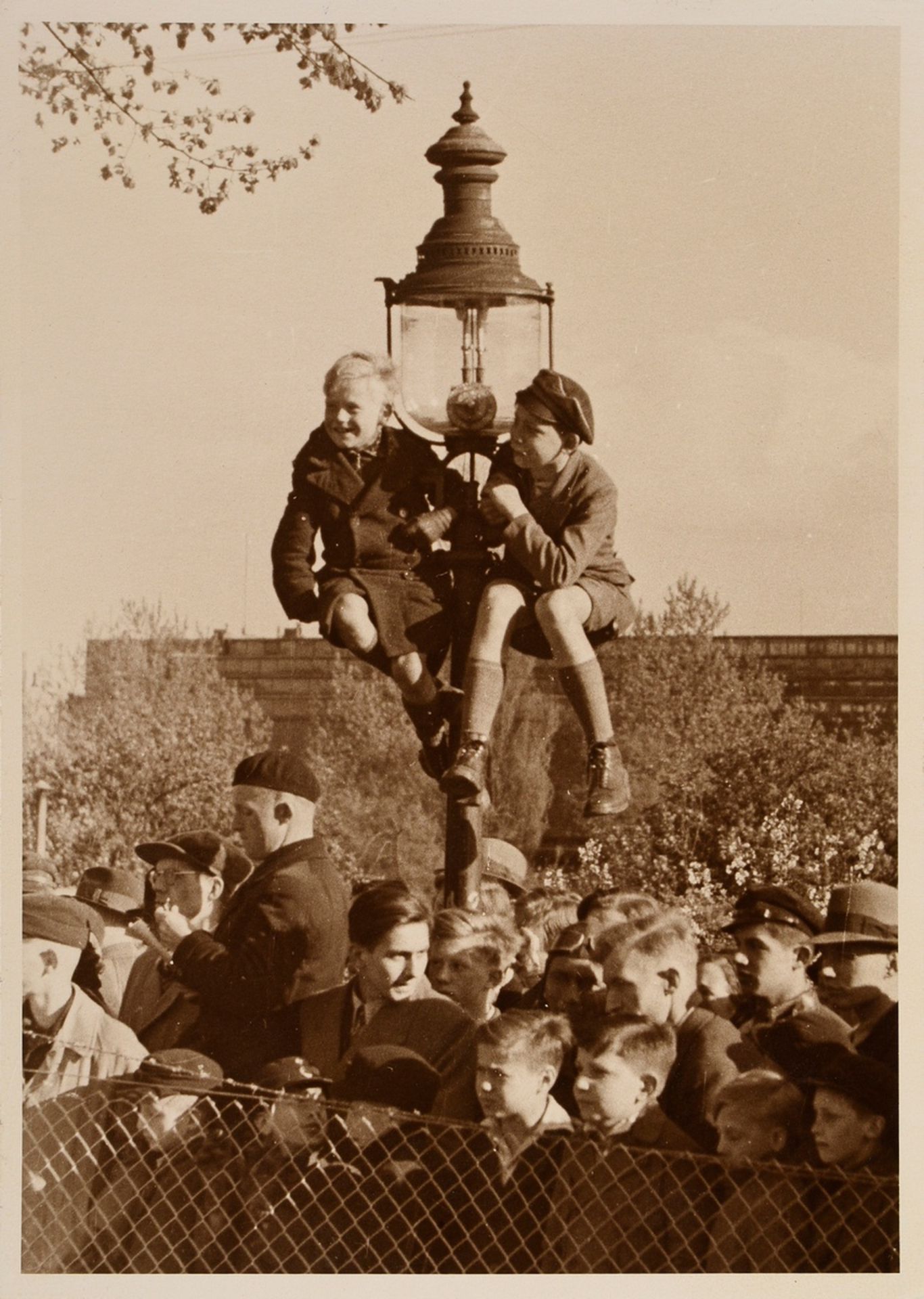 Schorer, Joseph (1894-1946) "Beste Plätze, Motorradrennen Stadtpark", Fotografie, auf Karton montie