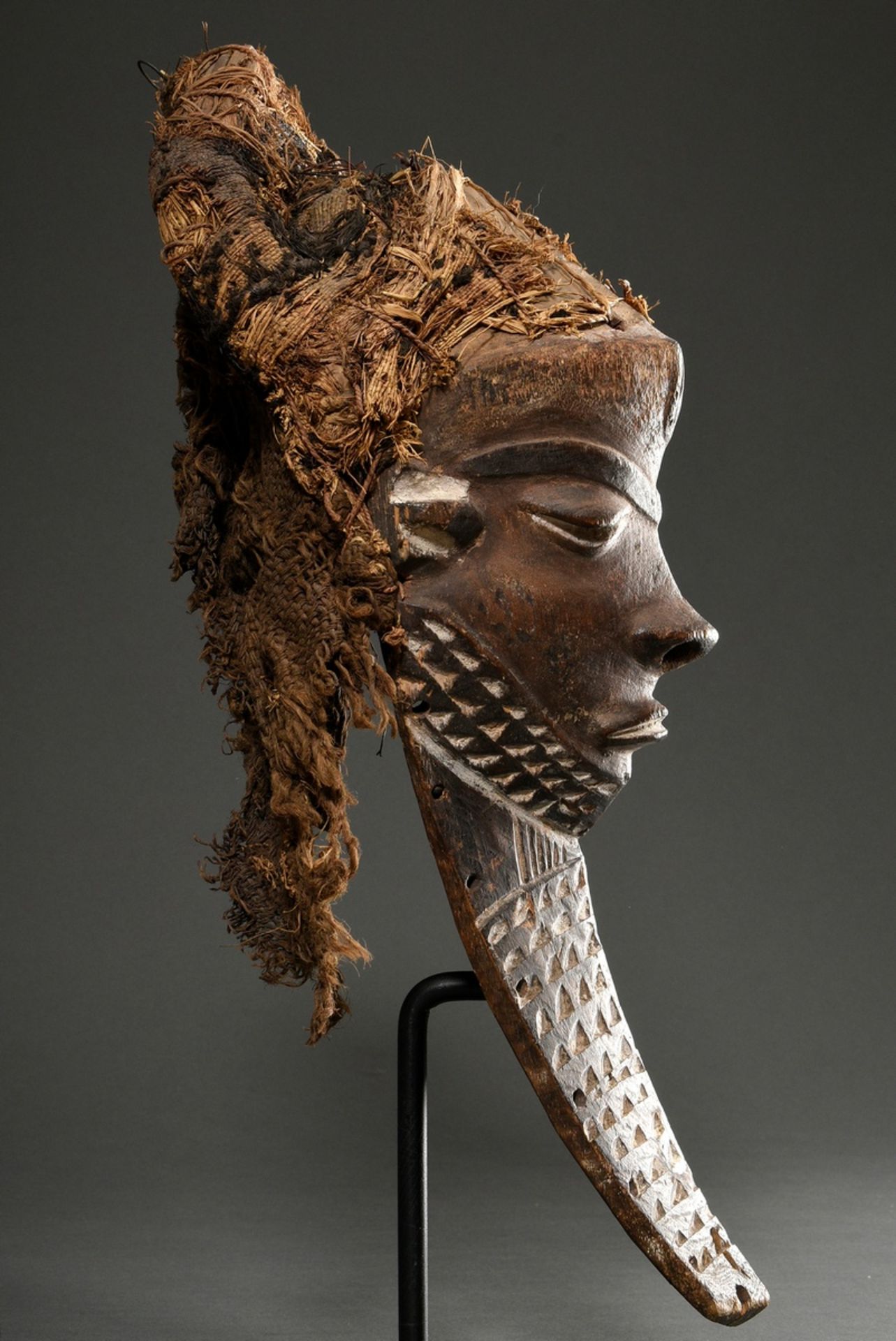 Kiwoyo Maske der Pende, Zentral Afrika/ Kongo (DRC), frühes 20.Jh., Holz mit Pigmentspuren und Pfla - Bild 12 aus 19