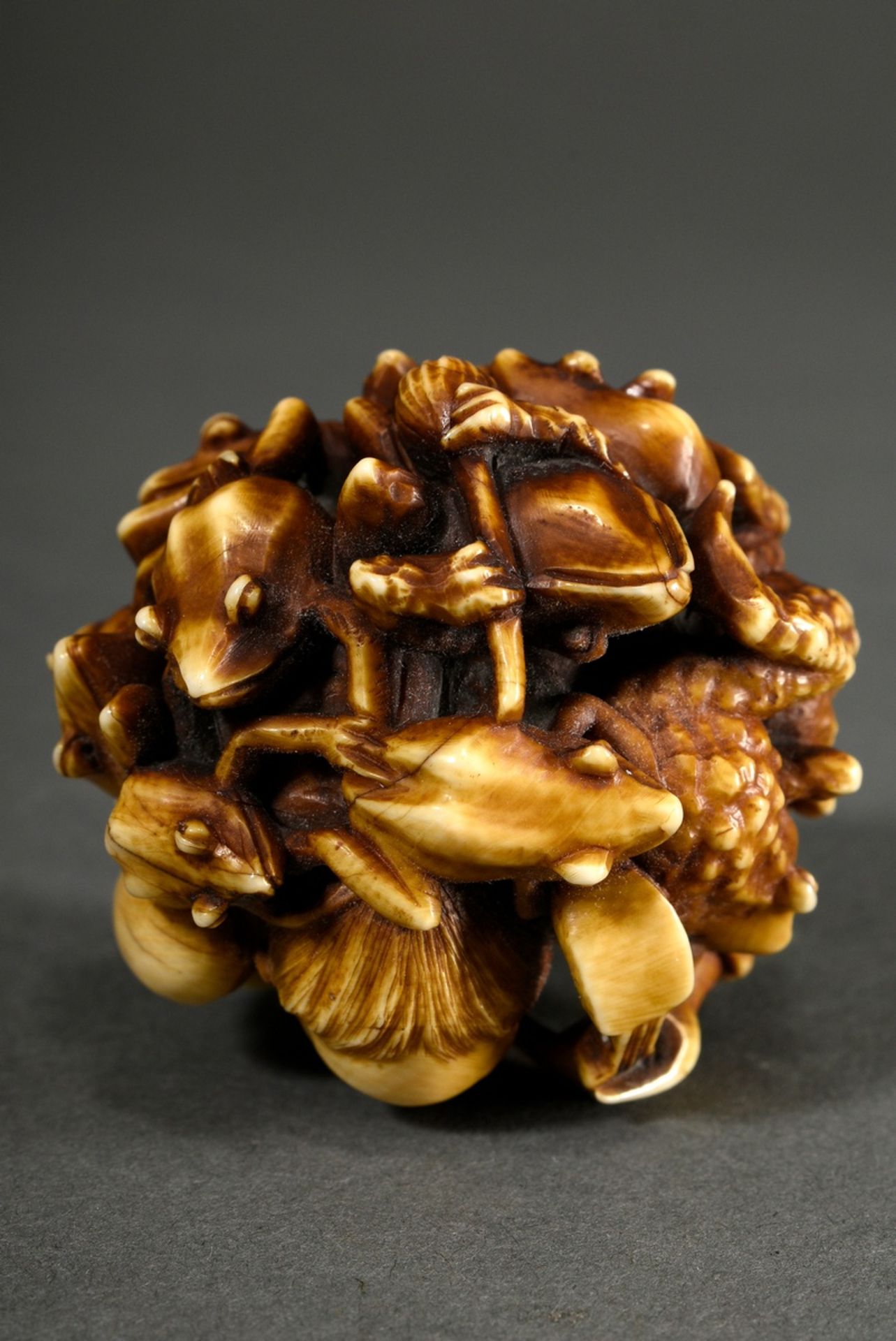 Ivory okimono in ball shape ‘Shamisen player with toads’, patinated, Japan Meiji period, around 190 - Image 6 of 7