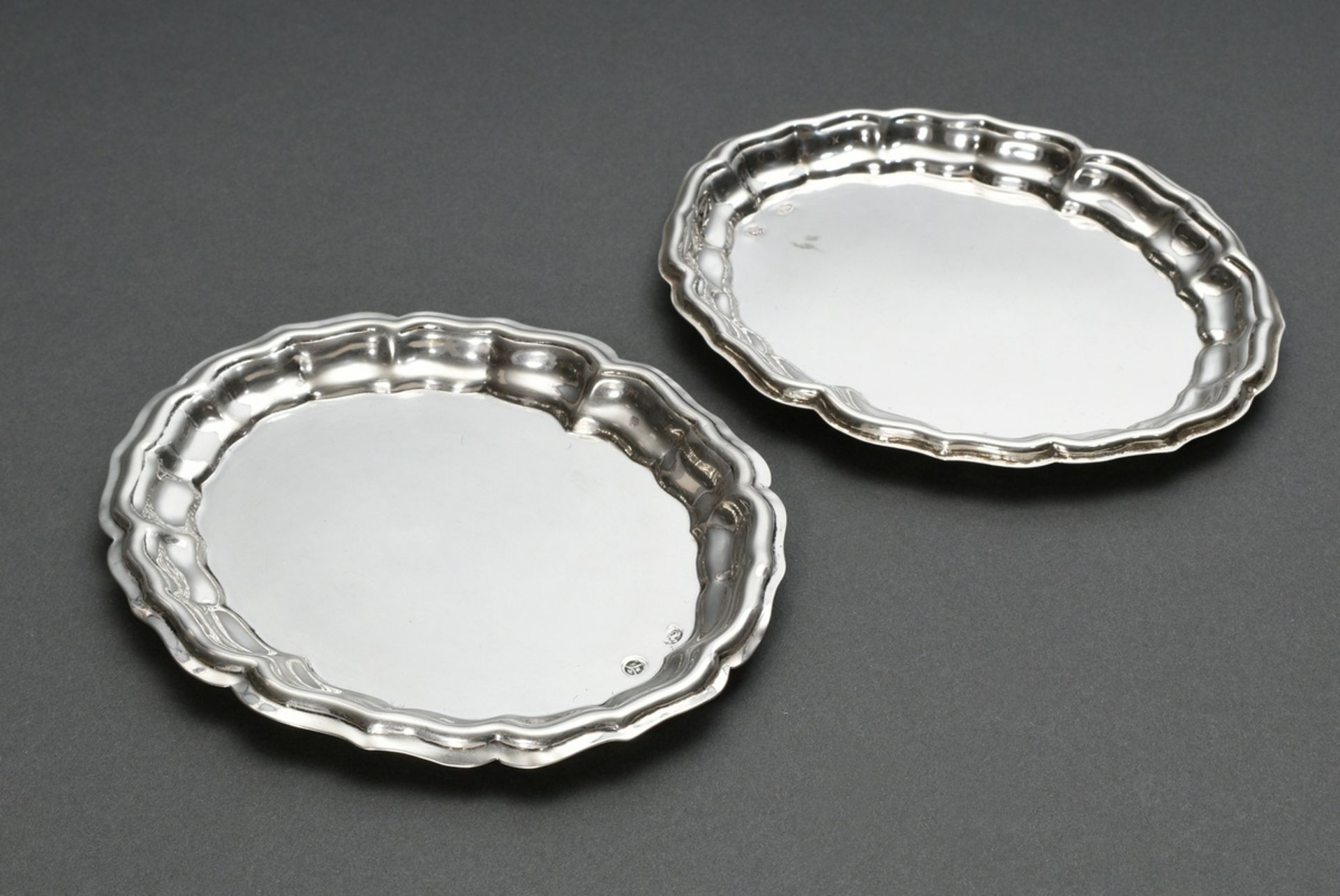 Paar kleine Tellerchen oder Patenen mit godroniertem Rand im Stil des 18.Jh., MZ: Gebrüder Dingelde