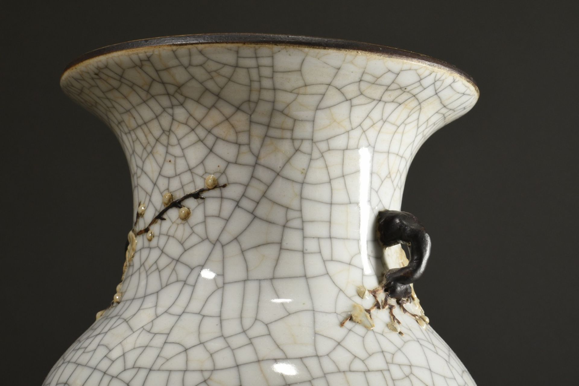 Große Vase mit Ge-Glasur und plastischen Kirschzweig Reliefs am Hals, Nanking Ware, Boden mit apokr - Bild 2 aus 10