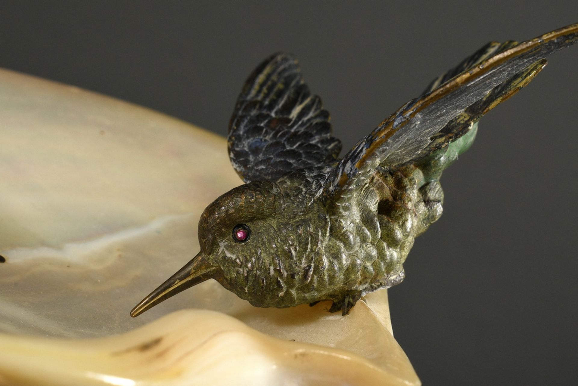 Wiener Bronze "Kolibri" mit roten Glasaugen auf Perlmutt Muschelschale über vernickeltem Bronze Fuß - Bild 4 aus 6