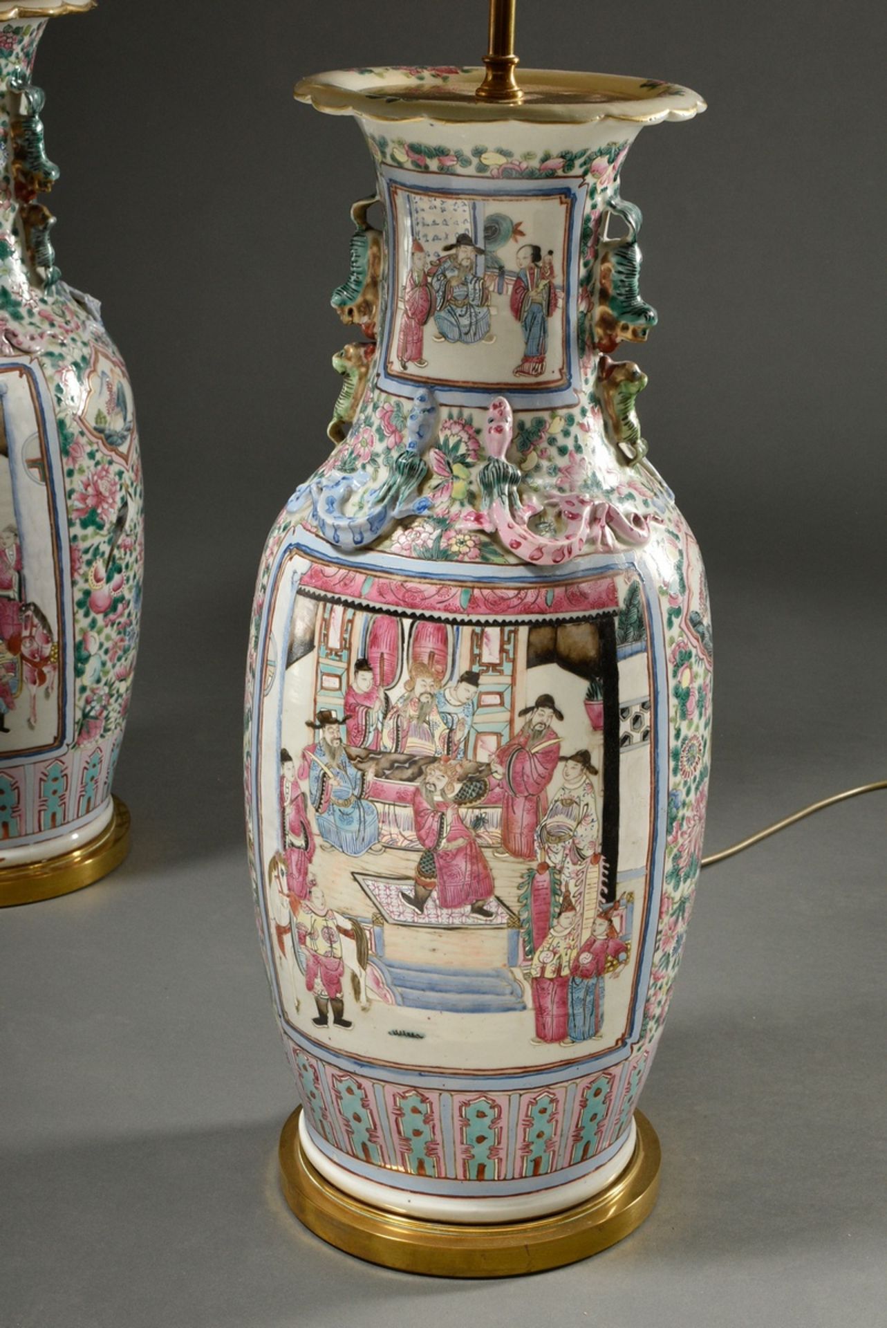 Paar große chinesische Porzellan Vasen mit polychromer Malerei "Höfische und Kampf Szene" auf Blüte - Bild 4 aus 13