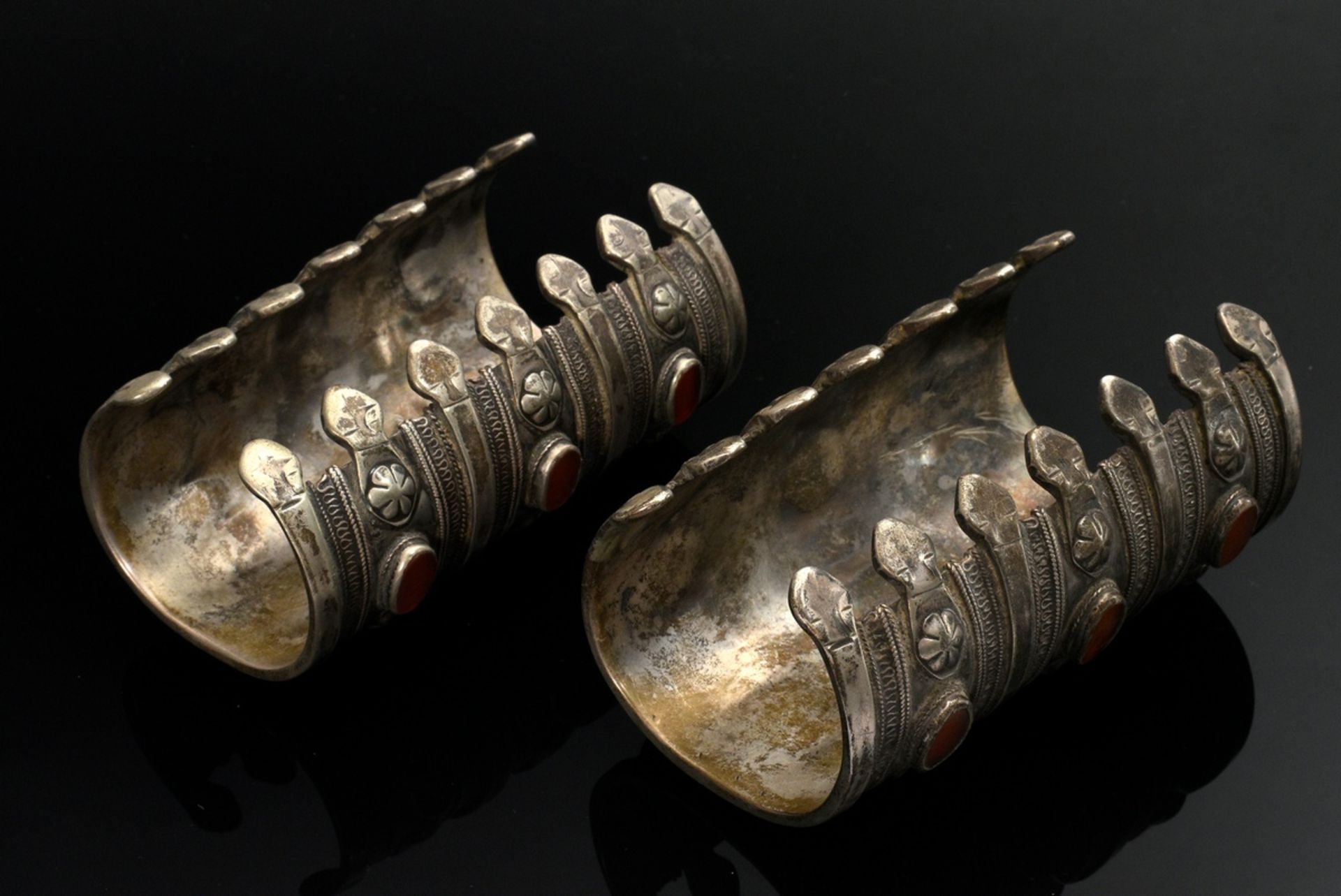 Paar Yomud Turkmenen Armreifen „Bilezik“, leicht konisch, dreistufig mit je 9 ovalen Karneolen, daz - Bild 2 aus 3