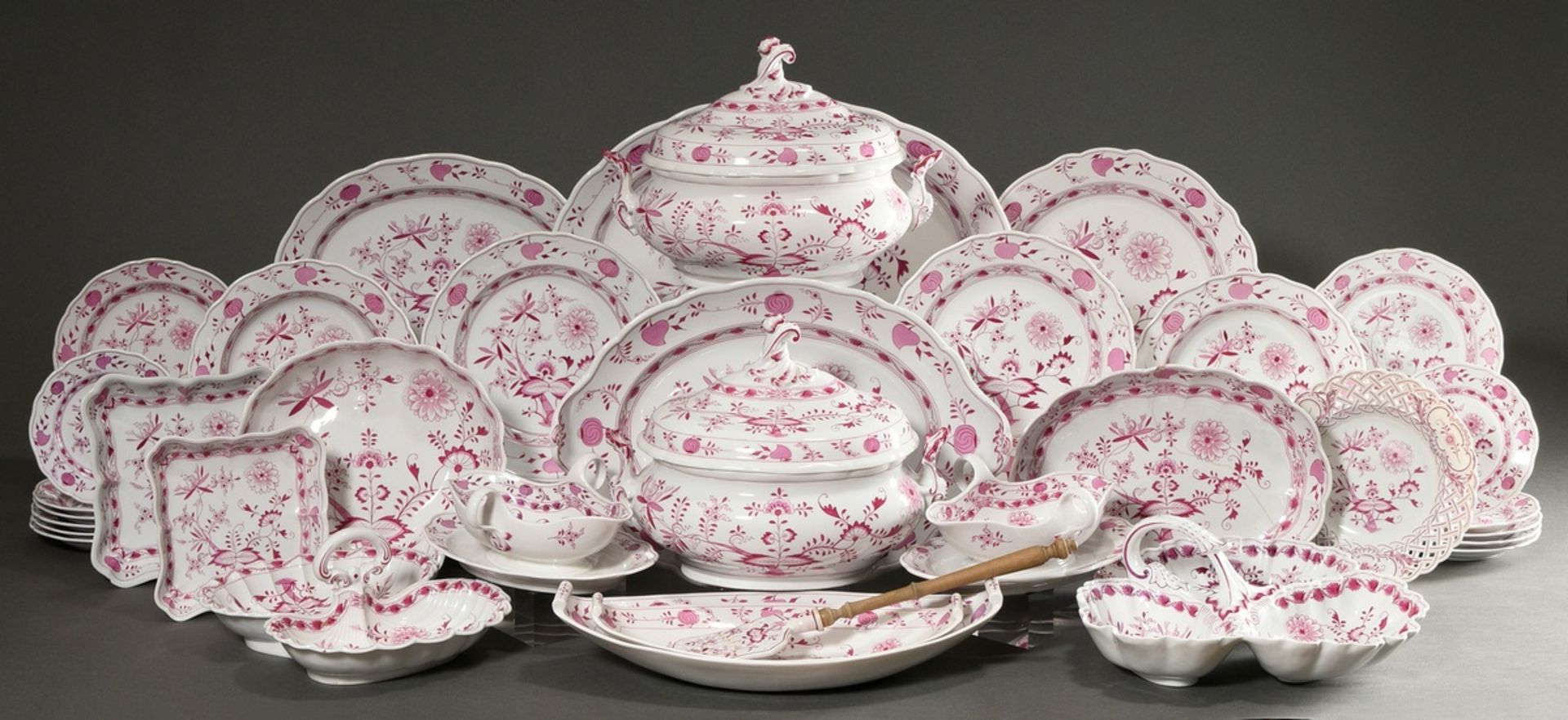 65 Pieces rare Meissen dinner service "Zwiebelmuster Pink", custom made around 1900, consisting of: - Image 2 of 27
