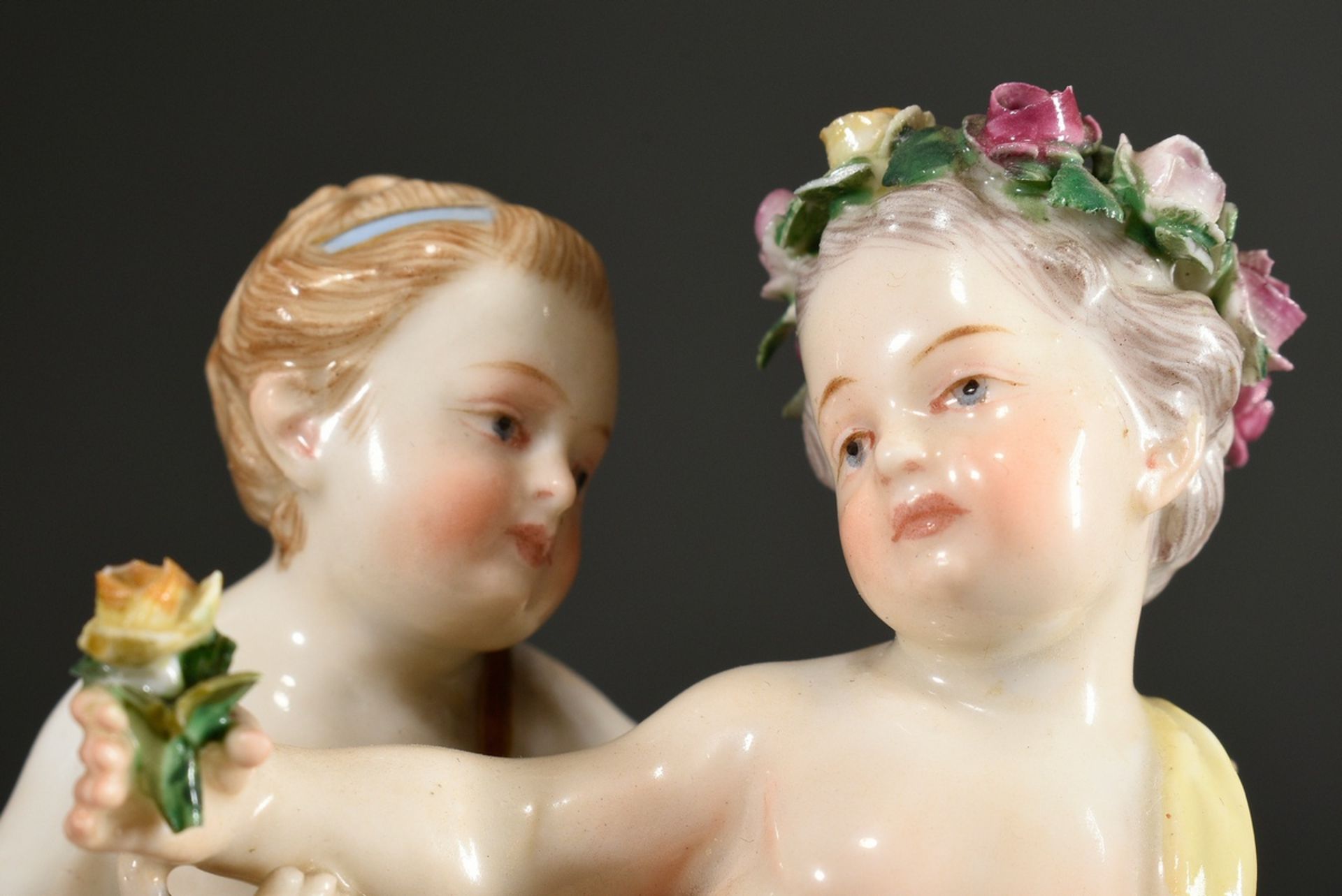 Meissen Figur "Tanzendes Blumenpaar", polychrom bemalt  auf goldstaffiertem Rocaillesockel, Modelln - Bild 5 aus 10