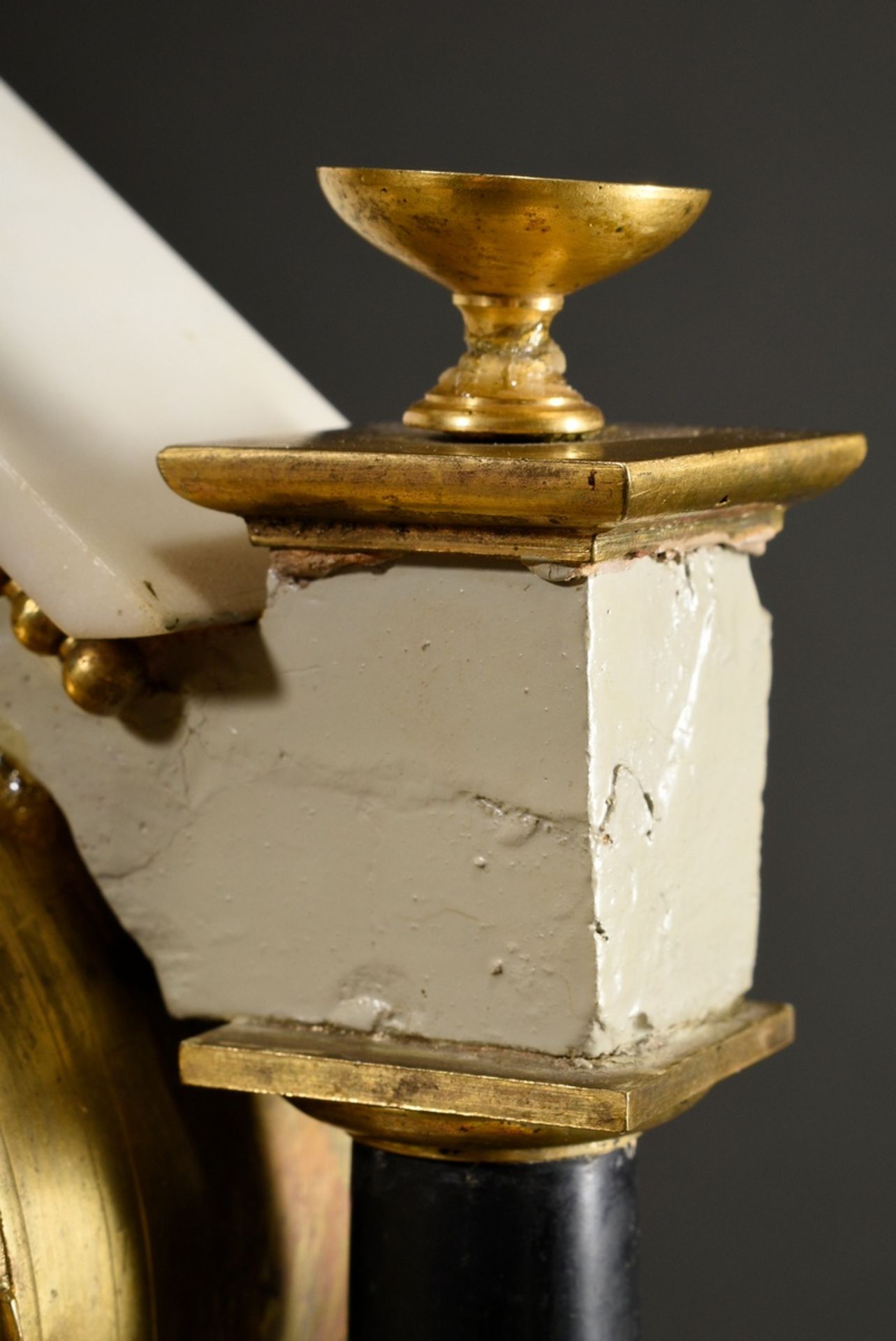 Französische Pendule mit feuervergoldeten Bronze Beschlägen auf weißem Carrara Marmor Korpus mit sc - Bild 8 aus 8