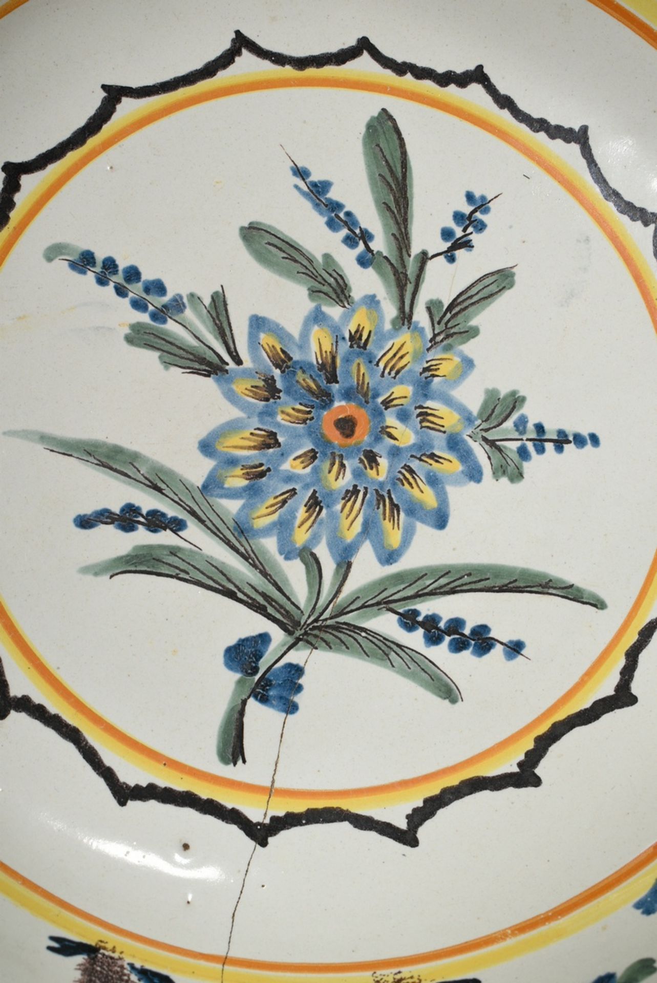 Rural faience bowl with polychrome hot fire colour painting ‘flower’ and wavy rim, h. 9cm, Ø 31cm,  - Image 5 of 5