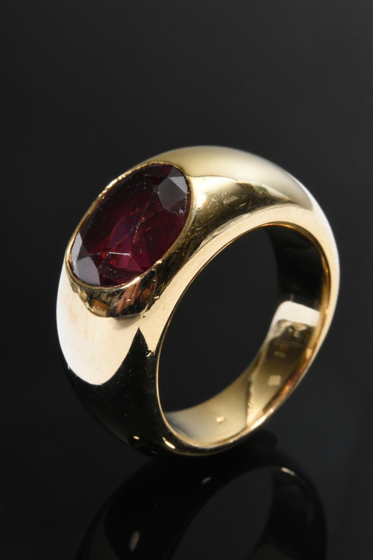 Massiver Gelbgold 750 Bandring mit oval facettiertem Rhodolith (ca. 3.96ct), 14,8g, Gr. 53, stärker