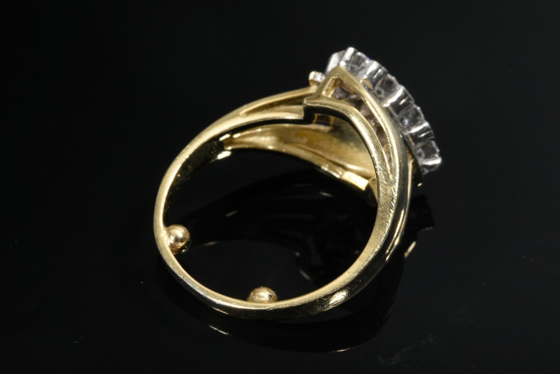 Modern yellow gold 585 ring with diagonally set diamond bar (approx. 0.40ct/VSI/W in total) on trip - Image 3 of 3