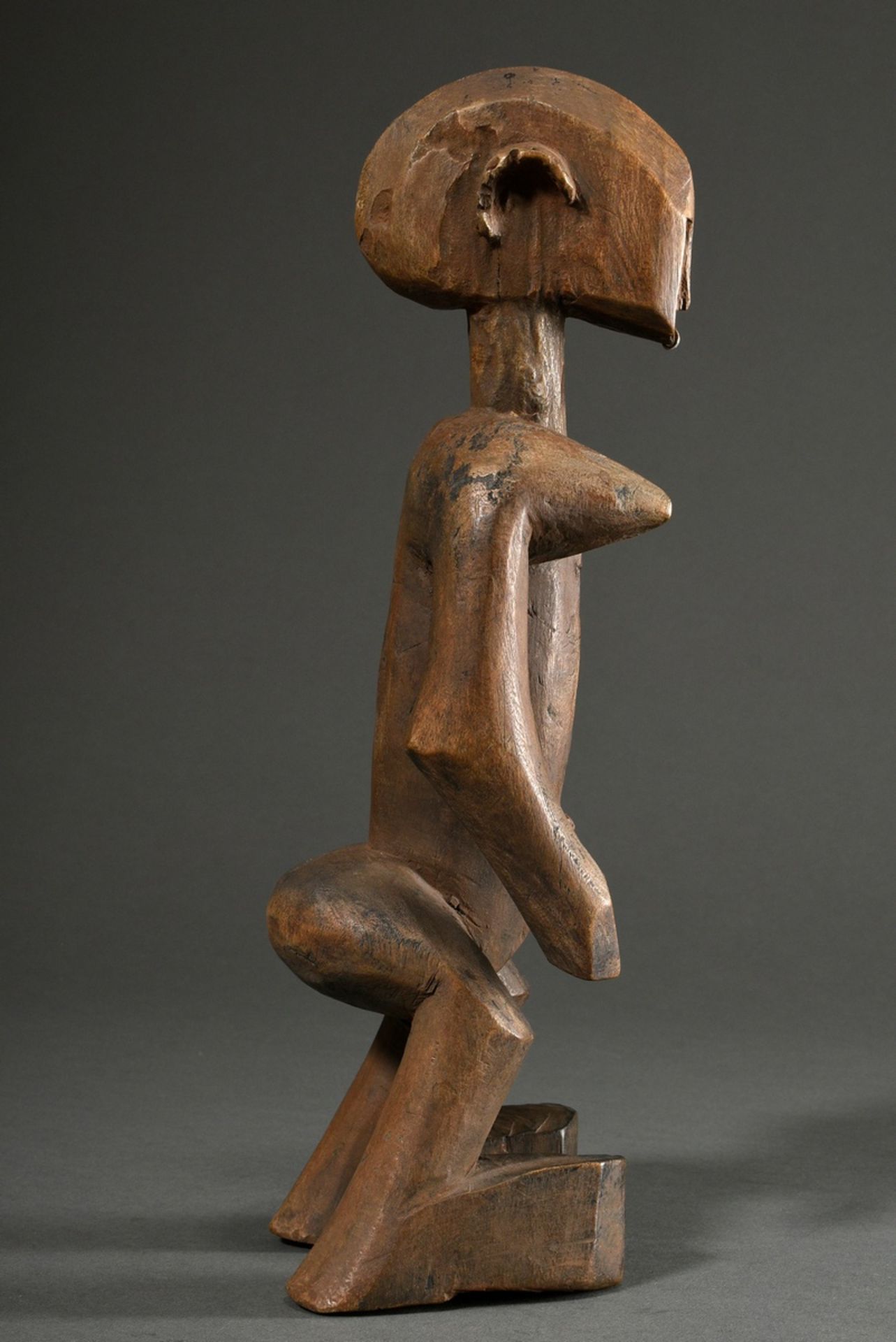 Figur der nördlichen Bamana/ Bambara, West Afrika/ Mali 1. Hälfte 20.Jh., Holz, in beiden Ohren alt - Bild 4 aus 11