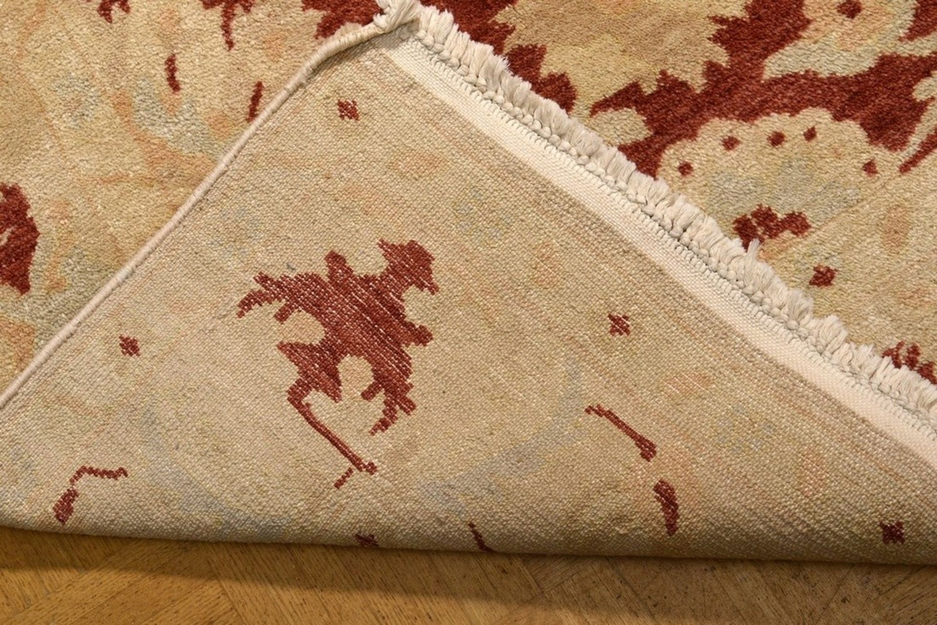 Dekorativer Ziegler Teppich mit floraler Musterung in hellen Farben, Wolle auf Baumwolle, 2. Hälfte - Bild 4 aus 6