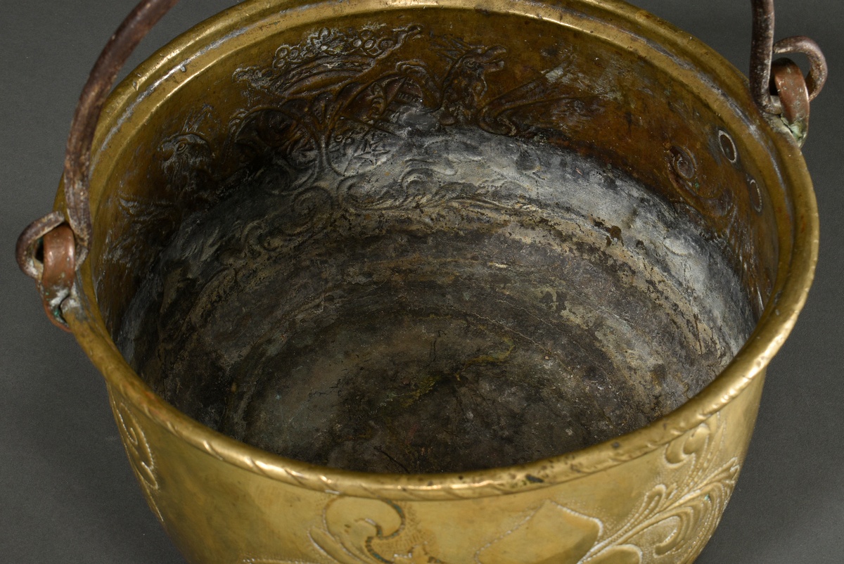 Brass pot with iron handle and embossed decoration ‘Crowned alliance coat of arms with flanking gri - Image 4 of 7