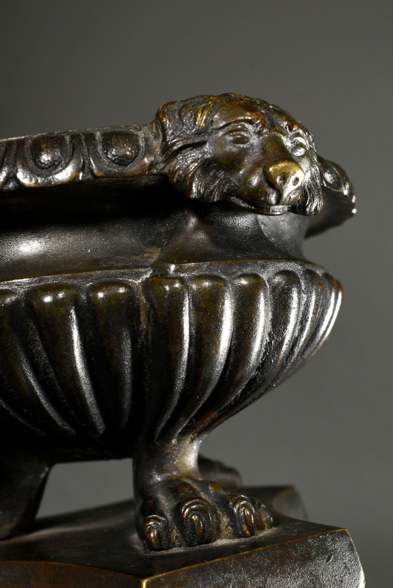 Bronze inkwell after a Renaissance model, fluted bowl with dog heads and lid with sculptural armour - Image 4 of 7