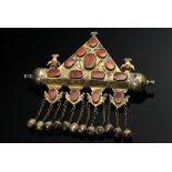 Tekke Turkmenen Amulettbehälter „Tumar“ mit Rankenmotiven, 16 Karneolen und 12 Anhängern mit Glöckc