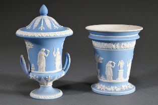 2 Diverse Teile Wedgwood Jasperware mit klassischen Bisquitporzellan Reliefs auf hellblauem Fond: D