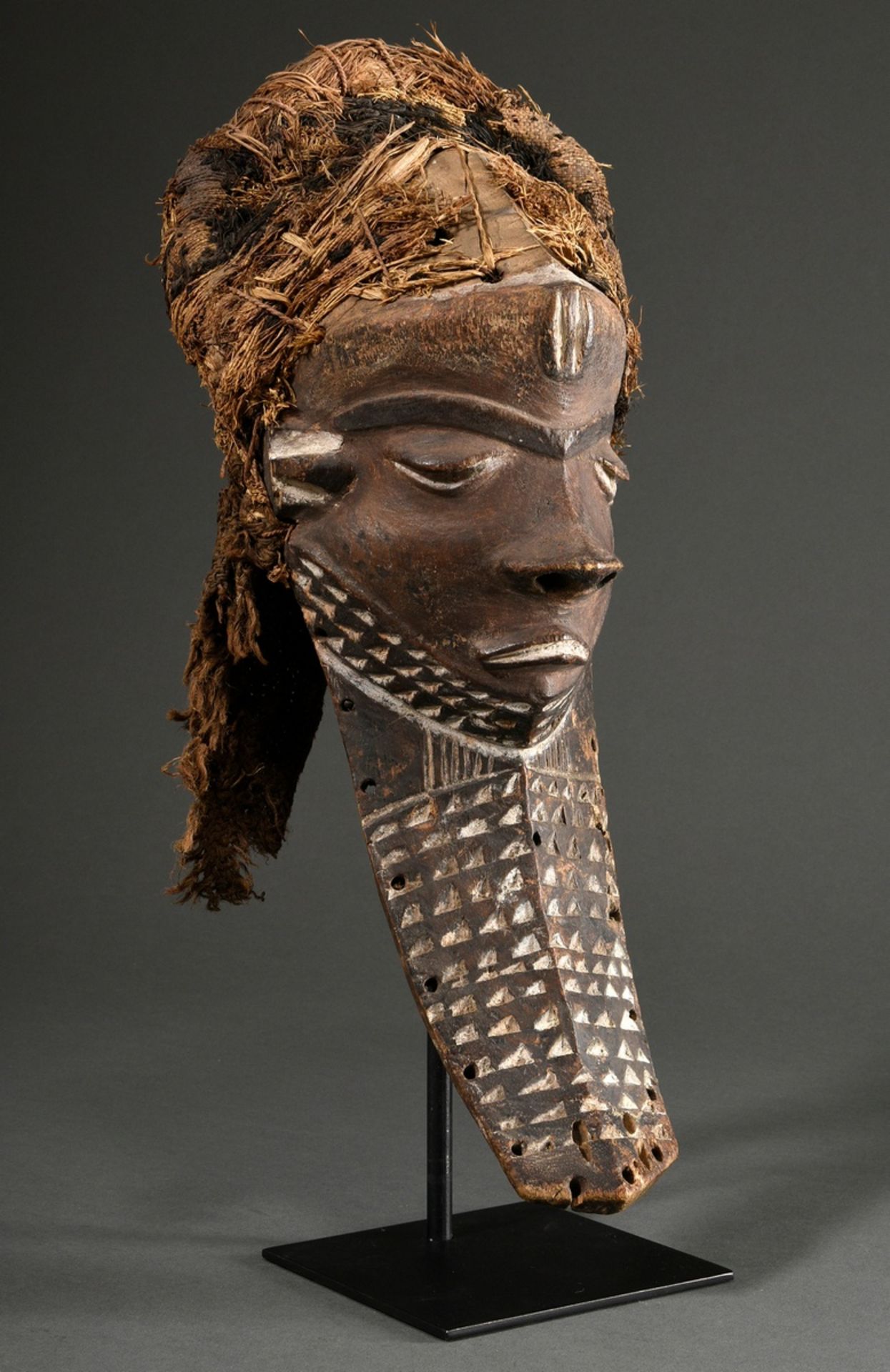 Kiwoyo Maske der Pende, Zentral Afrika/ Kongo (DRC), frühes 20.Jh., Holz mit Pigmentspuren und Pfla - Bild 2 aus 19