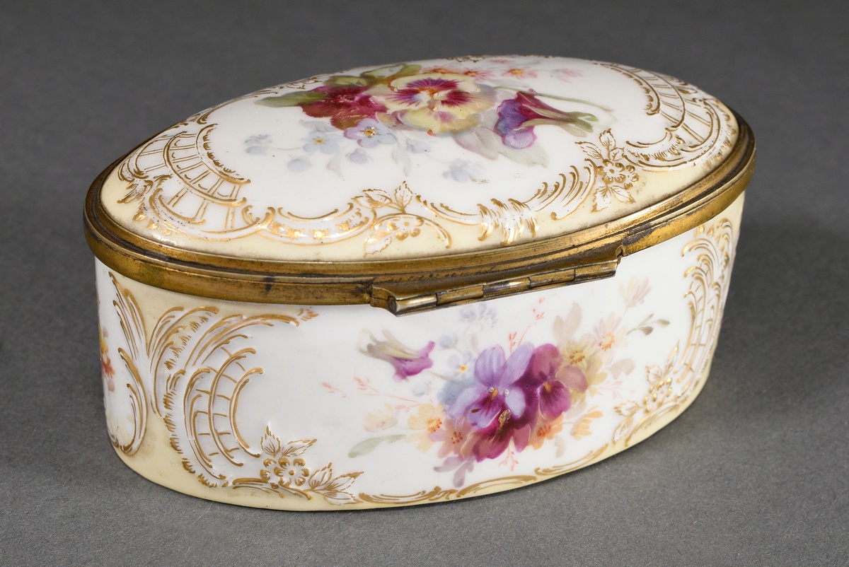 Oval KPM porcelain snuff box in rococo form with soft painting "Blossoms and ornamental lattice", g - Image 2 of 6