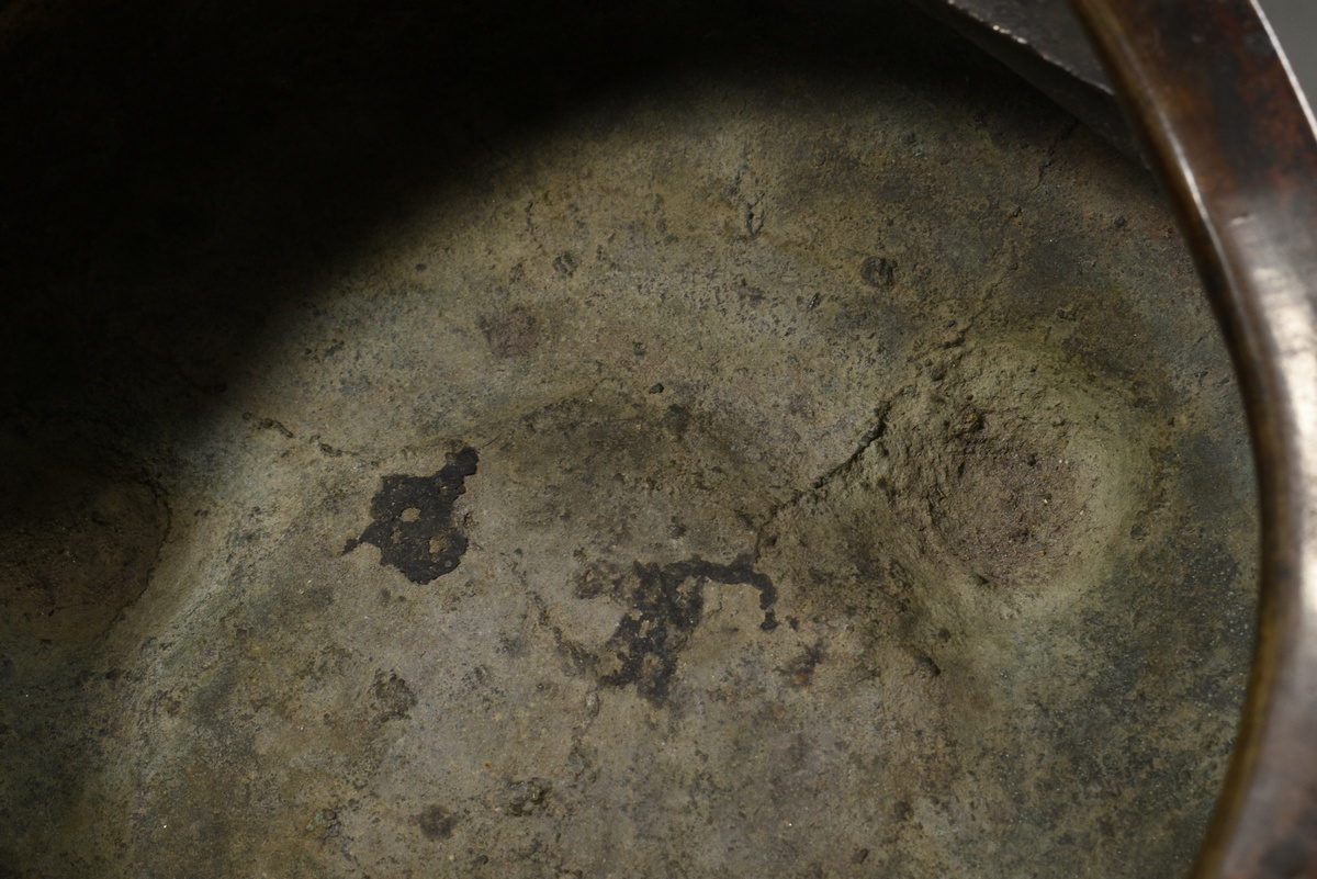 Chinesischer Bronze Weihrauchbrenner auf drei Füßen mit aus dem Rand wachsenden Griffen, am Boden 6 - Bild 4 aus 8