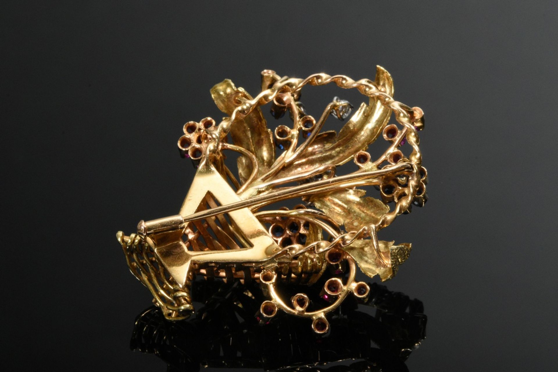 Fine yellow gold 750 flower basket needle with sapphires, rubies and brilliant-cut diamonds (approx - Image 3 of 3