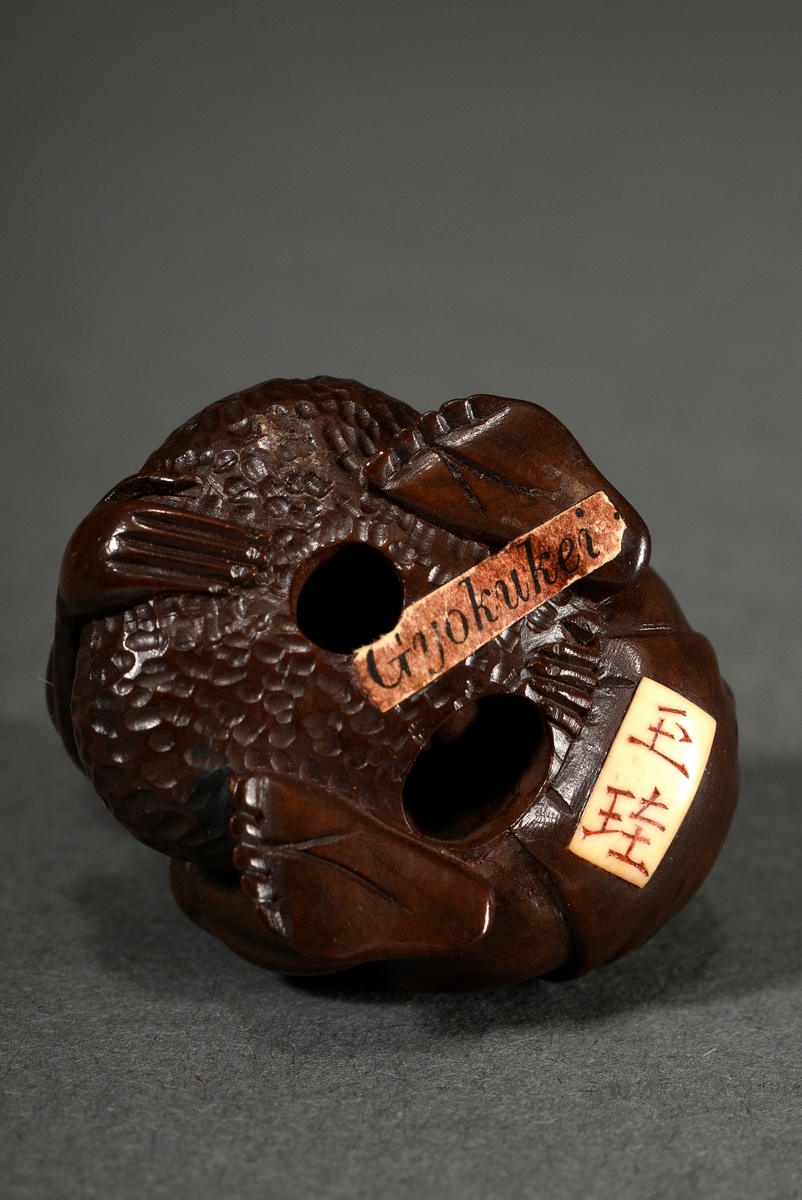 Boxwood netsuke "Blind stone lifter", eye inlaid in bone, on inlaid bone cartouche, sign. Gyokkei,  - Image 4 of 4