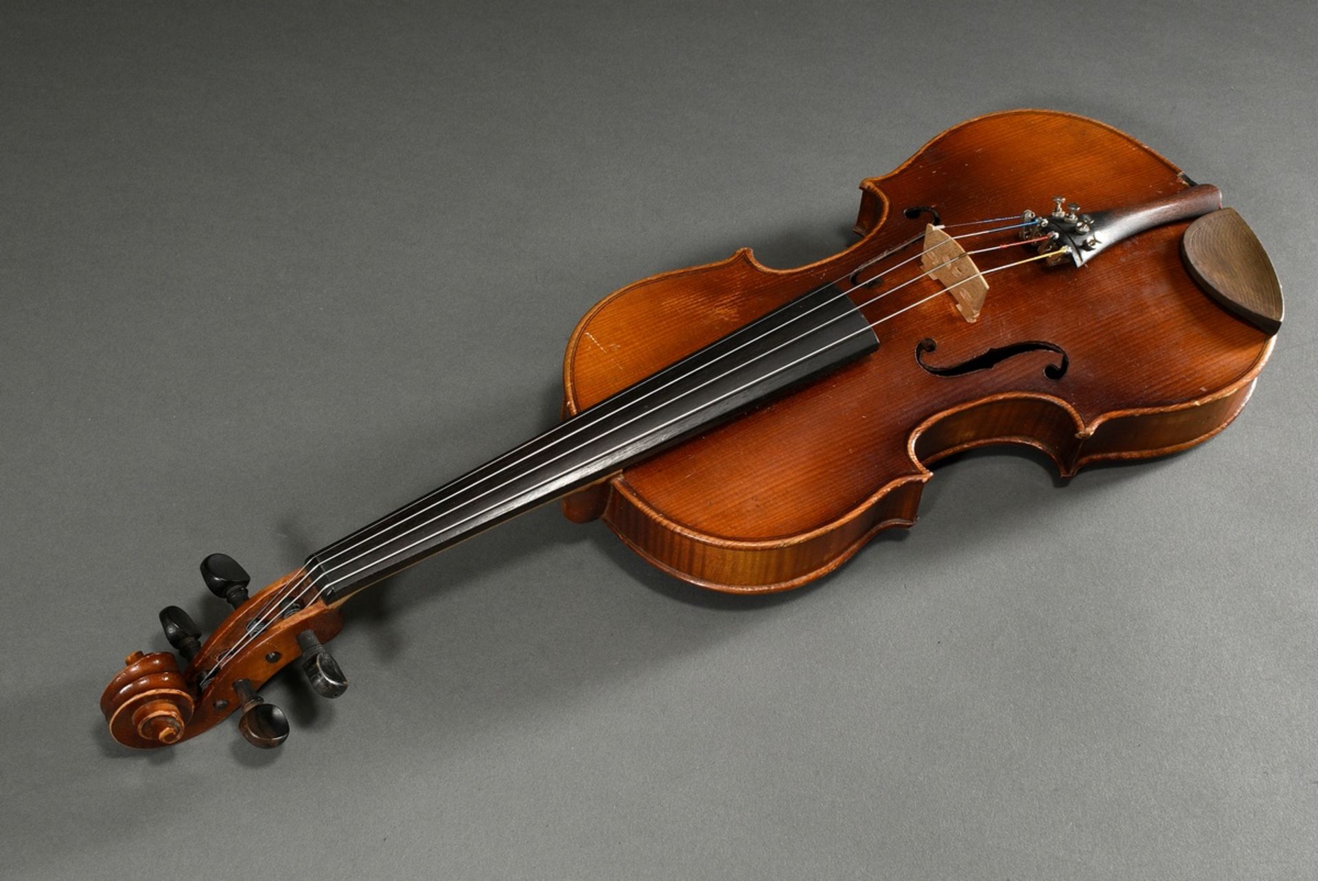 Deutsche Geige, 1. Hälfte 20.Jh., ohne Zettel, mitteljährige Decke, geteilter und partiell geflammt - Bild 7 aus 10