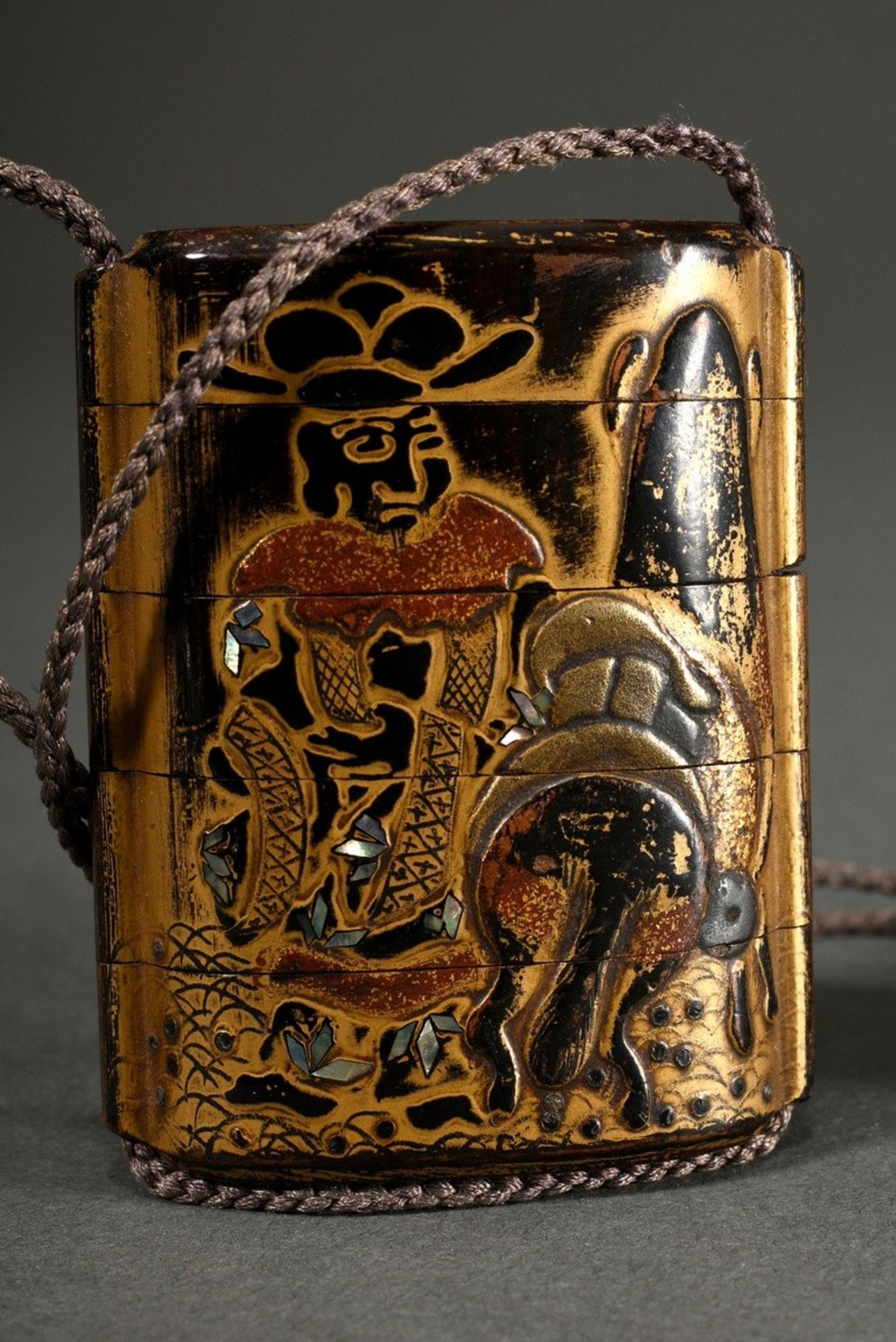 Lack Inrô mit Goldmalerei und Perlmutt Einlagen „Mann mit Pferd“ (5,8x4,5x2cm), 5teilig, dazu: Kama - Bild 3 aus 8