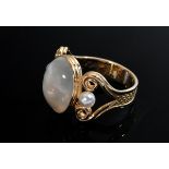 Yellow gold 750 ring with small cultured pearls and transparent moonstone cabochon with underlaid f