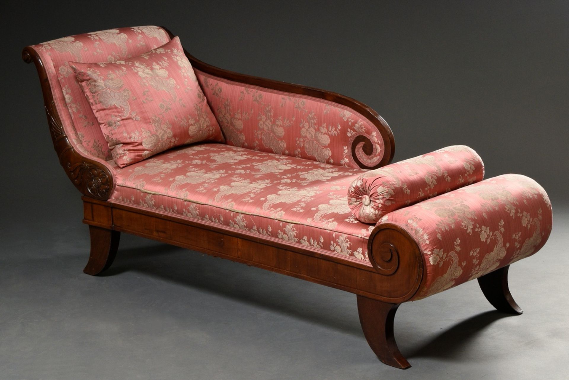 Elegante Biedermeier Chaiselongue mit Volutendetails und floralen Schnitzereien auf Säbelbeinen, No