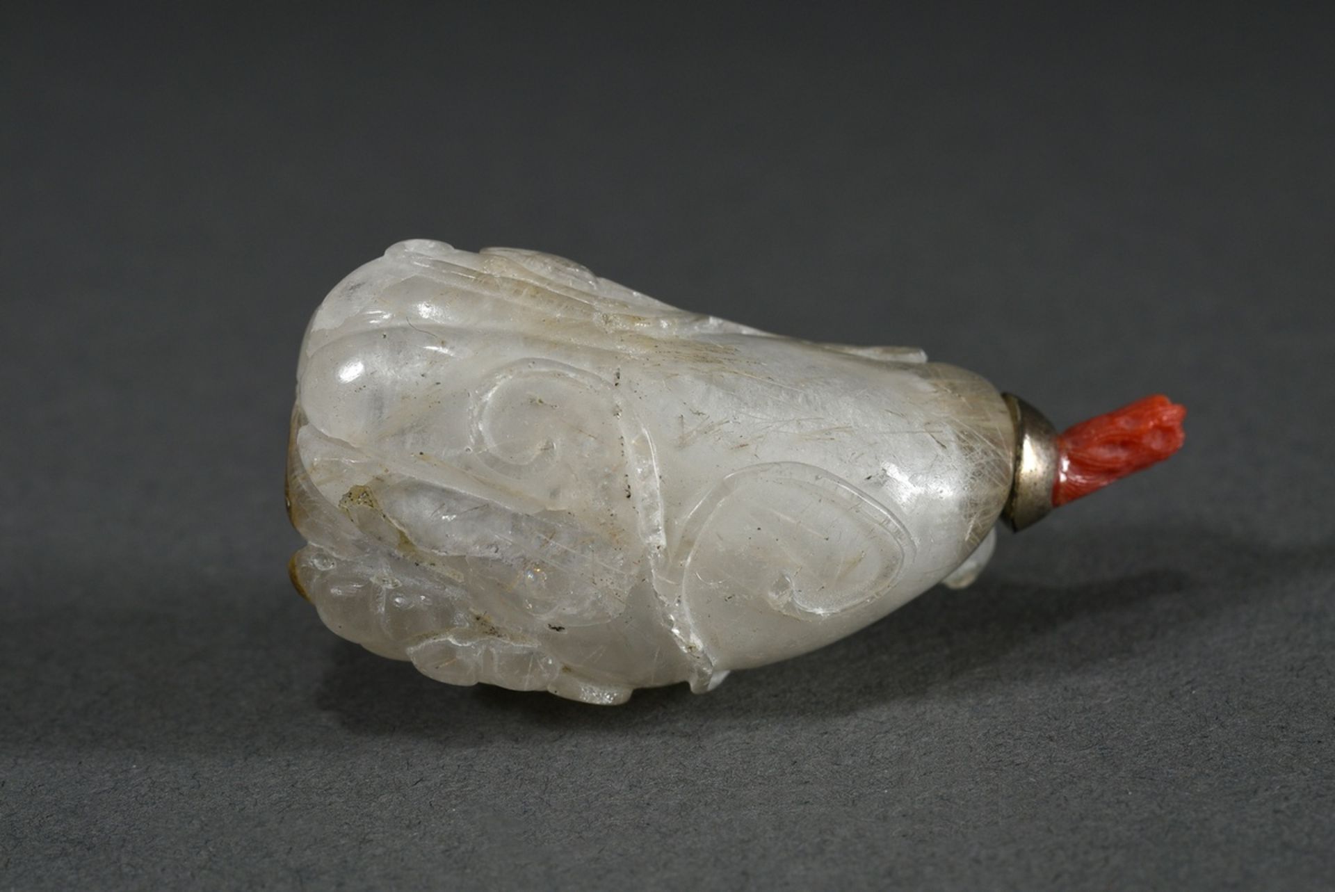 Sehr kleine Bergkristall Snuffbottle in Flaschenkürbis Form mit halbplastisch geschnitztem "Ranken"