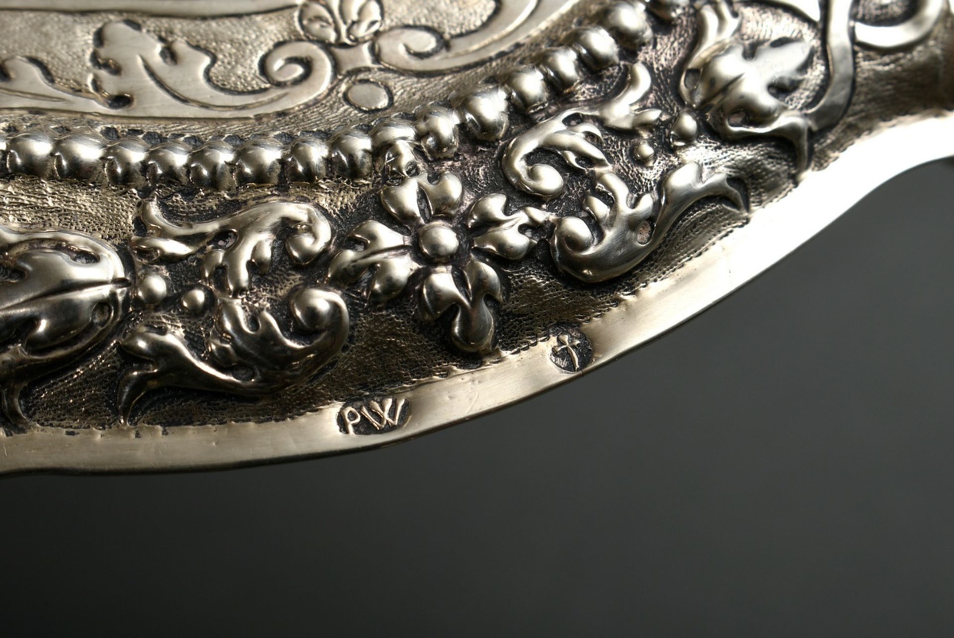Oval Régence presentoir with richly decorated rim on paw feet, c. 1720, MM: ‘PW’, silver, 159g, 13x - Image 3 of 3