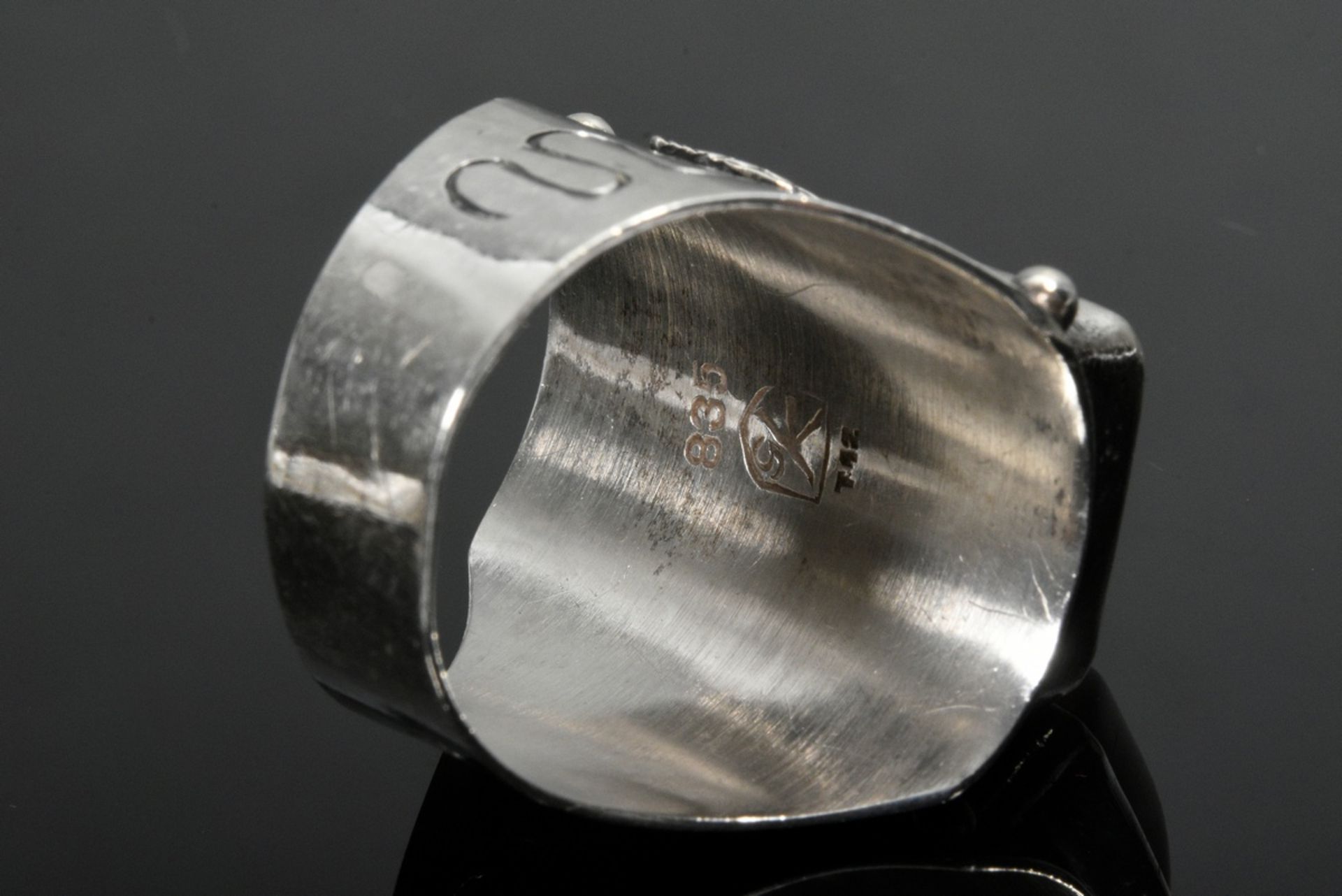 Imposanter Silber 835 Ring mit plastischen Fischen auf den Ringschultern und eckigem Naturbernstein - Bild 4 aus 5