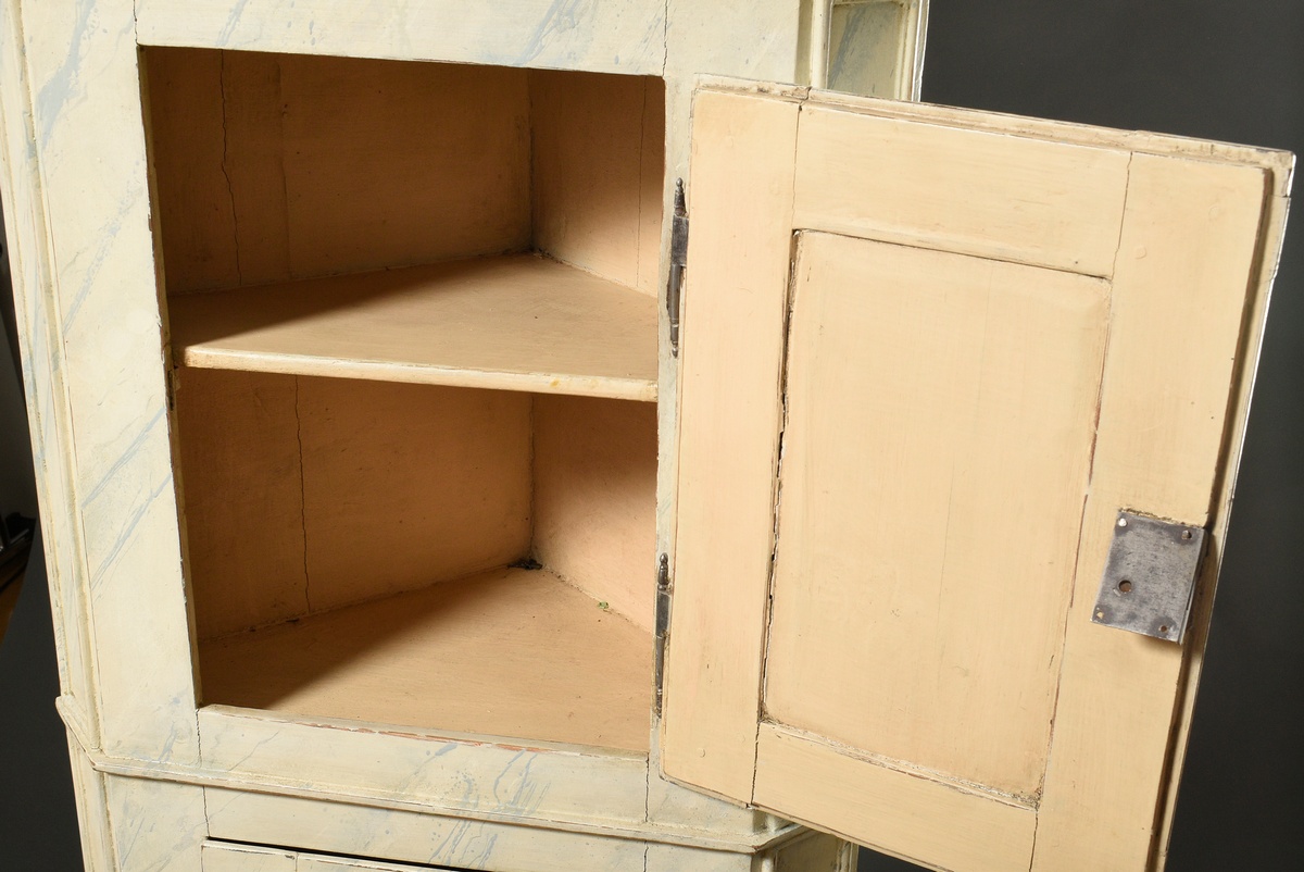 Small corner cupboard in classicist style with bevelled pilaster strips, calf's tooth moulding and  - Image 3 of 7