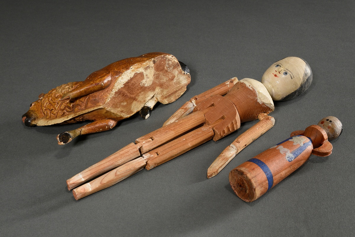 3 Diverse Teile altes Grödner Spielzeug, 19.Jh.: liegender Löwe (L. 16,5cm) und zwei diverse Docken - Bild 6 aus 6