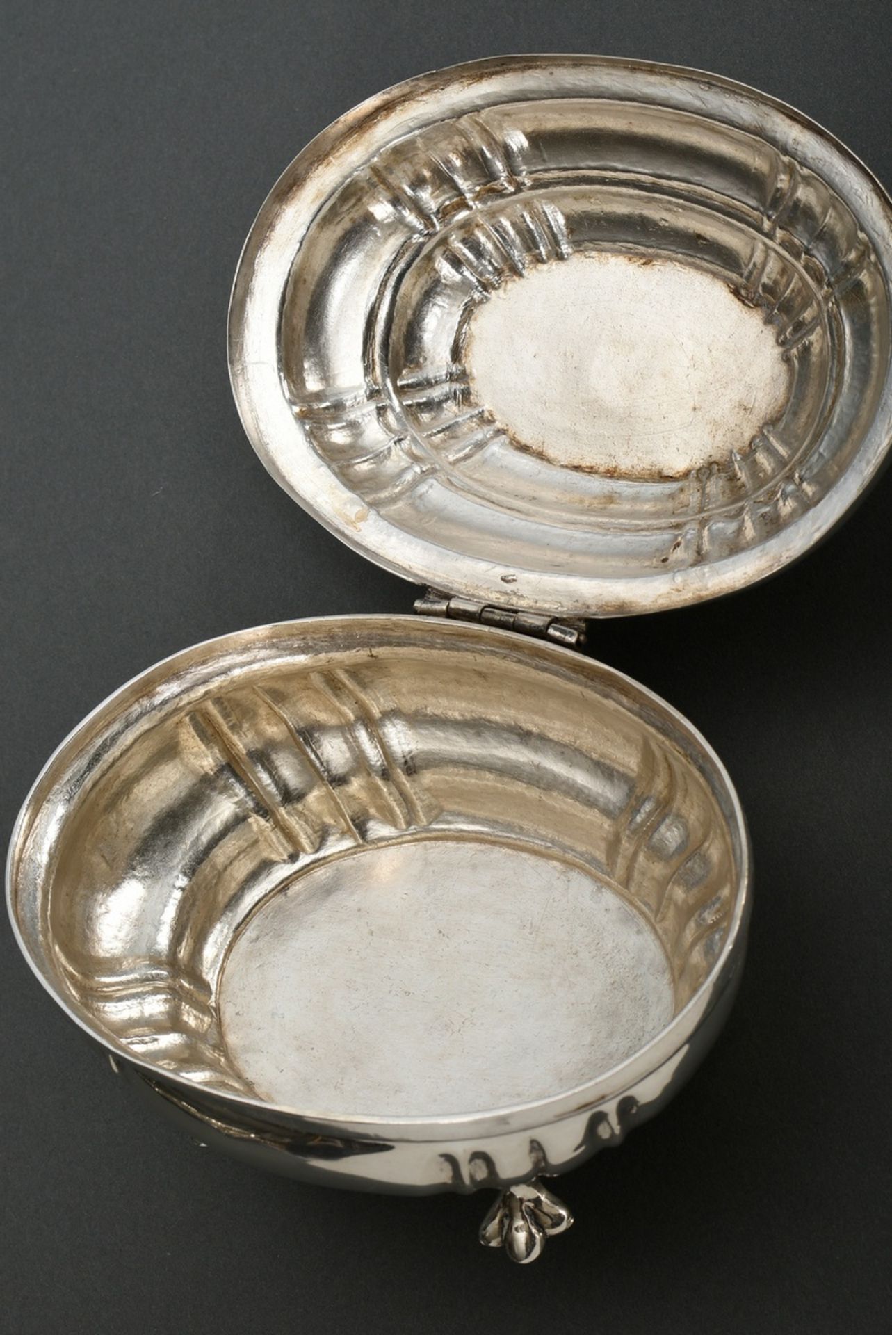 Oval bombierte Zuckerdose mit geraden Zügen auf Volutenfüßchen, Boden graviert "R.M.B. 1741", MZ: H - Bild 2 aus 3