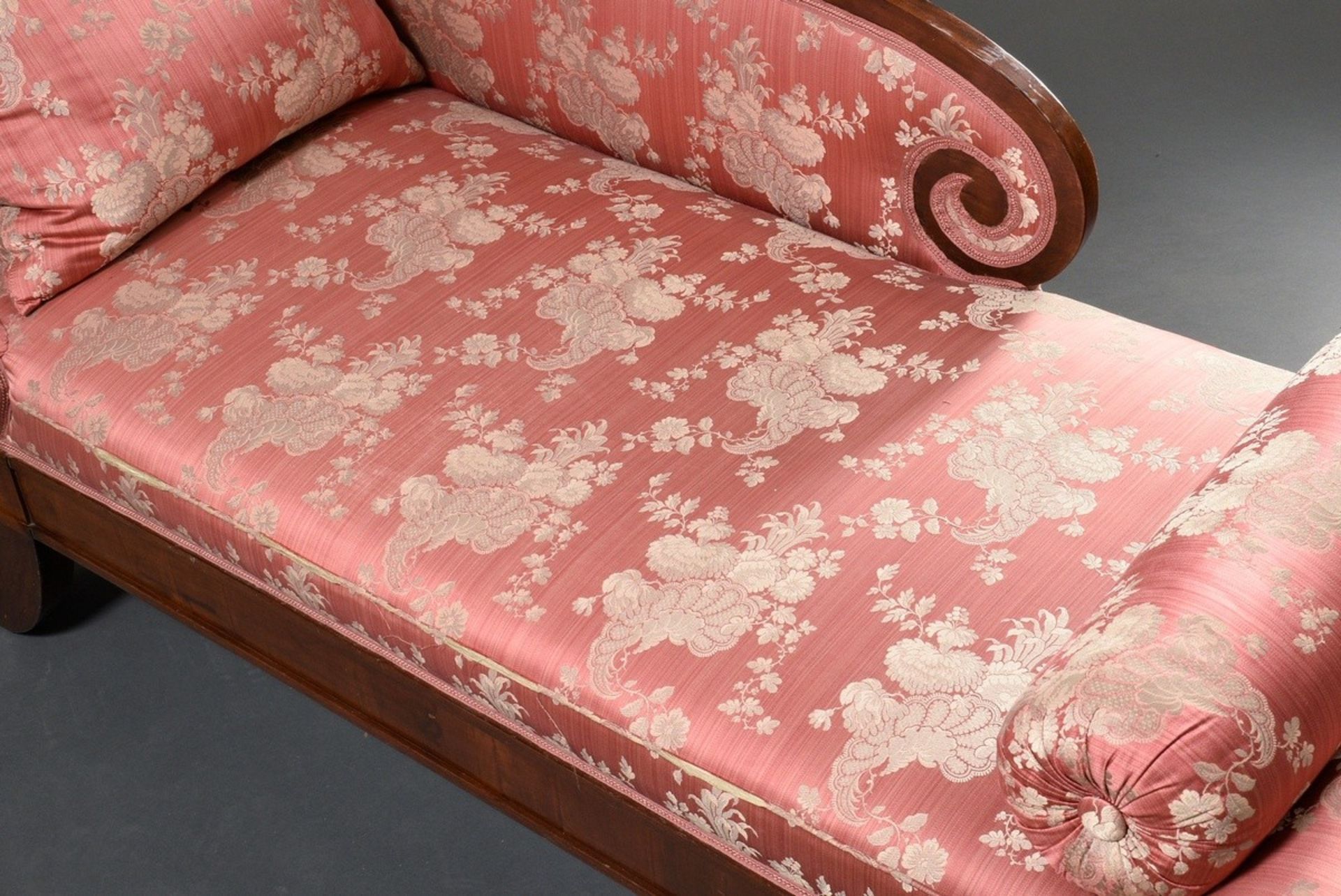 Elegante Biedermeier Chaiselongue mit Volutendetails und floralen Schnitzereien auf Säbelbeinen, No - Bild 4 aus 4