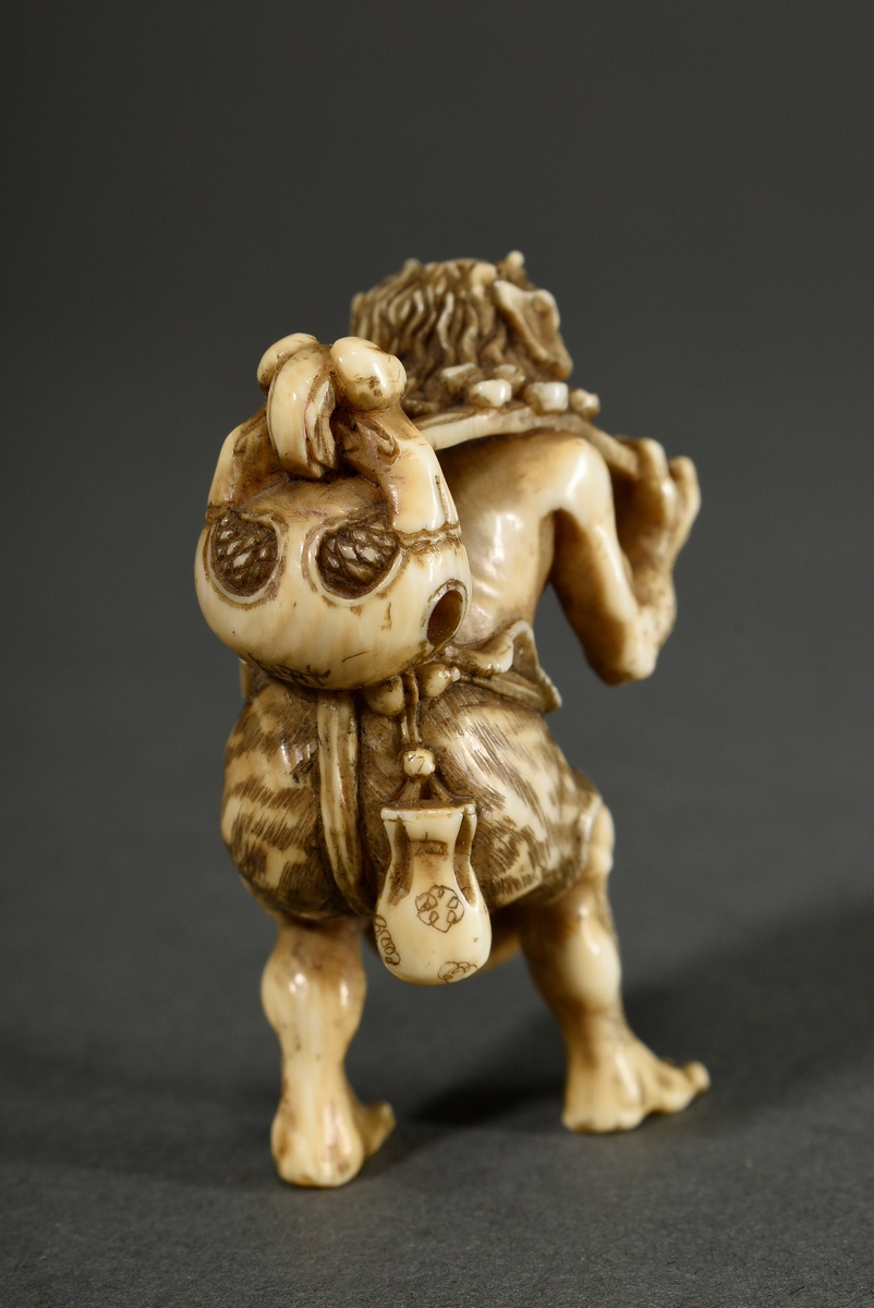 Very fine ivory netsuke "Oni with mokogyo slit drum, waniguchi gong and nyoi sceptre", sign. Tomoma - Image 4 of 7
